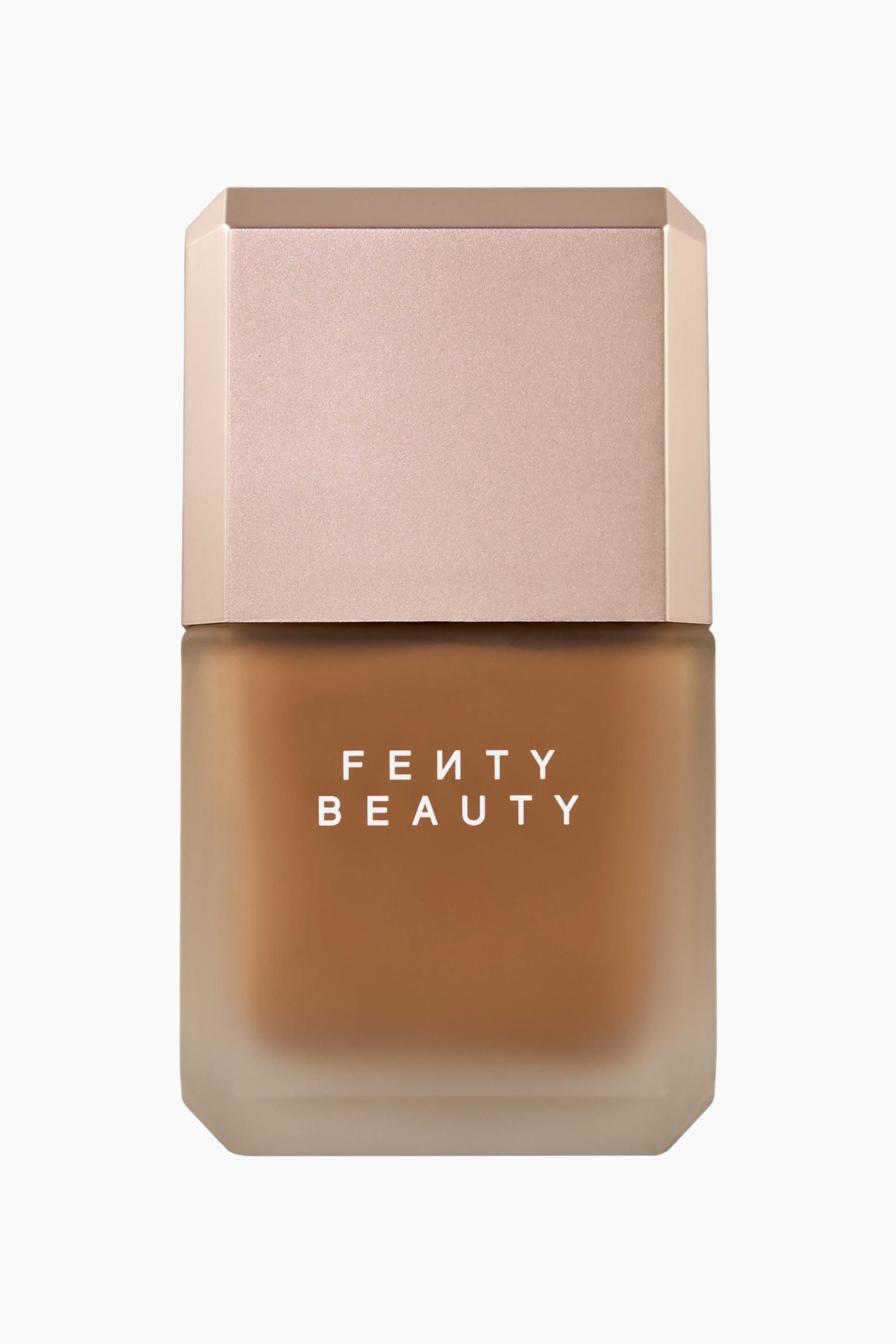 Visa större bild: Pro Filt'r Fluid Flex Matte Longwear Foundation står upprätt i frontläge och har en frostad glasflaska med fasade hörn, fylld med en medeldjup brun vätska. Flaskan är försedd med ett ljusrosa, åttkantigt matt lock och visar den vita logotypen "FENTY BEAUTY" i mitten.