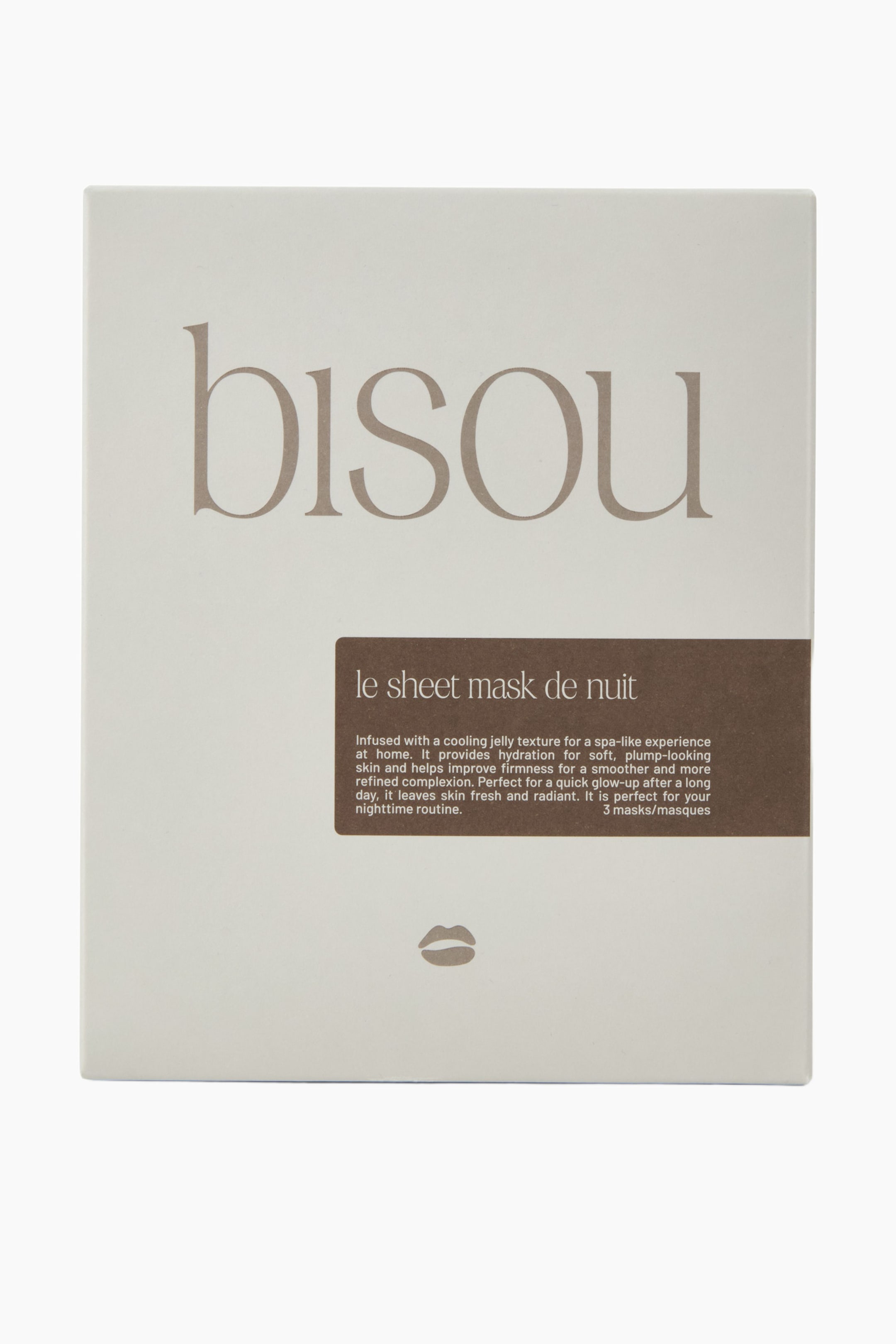 Vis større bilde: Le Sheet Mask De Nuit vises i frontvendt visning av sin rektangulære, off-white emballasjeboks. Boksen har en stor, stilisert «bisou»-logo i en dempet taupefarge øverst, et lite leppeikon nederst og en horisontal mørk brun blokk på nedre høyre side som inneholder produktdetaljene i hvit tekst.