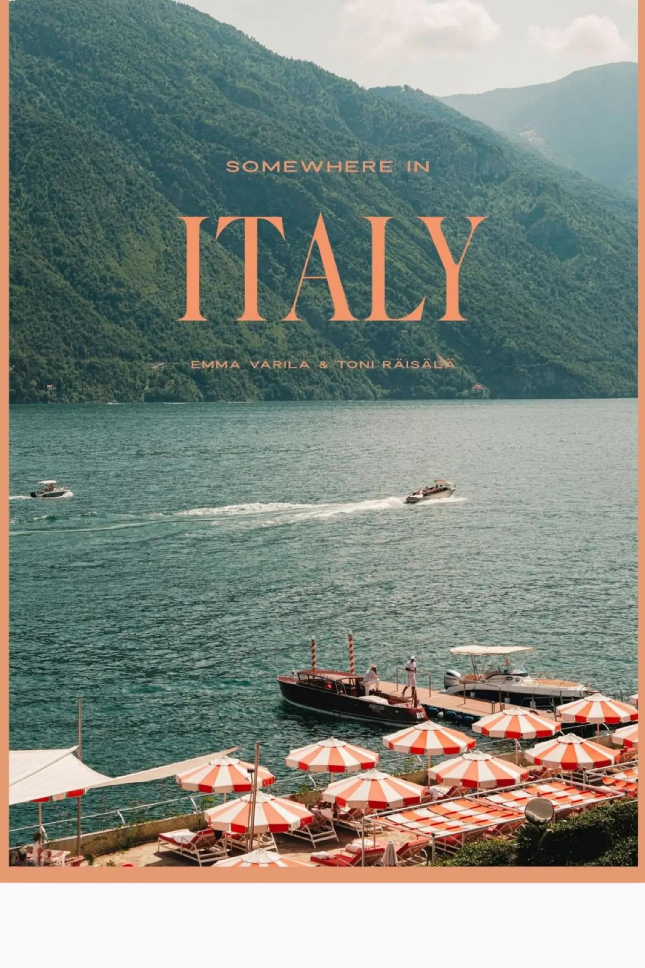Vis større bilde: Grafikken viser en naturskjønn utsikt over en innsjø og skogkledde fjell, med stor oransje tekst "SOMEWHERE IN ITALY" sentralt plassert. Mindre hvit tekst "EMMA VARILA & TONI RÄISÄLÄ" vises nedenfor, mens bildet i seg selv har båter på turkis vann og en brygge med røde og hvitstripete parasoller.