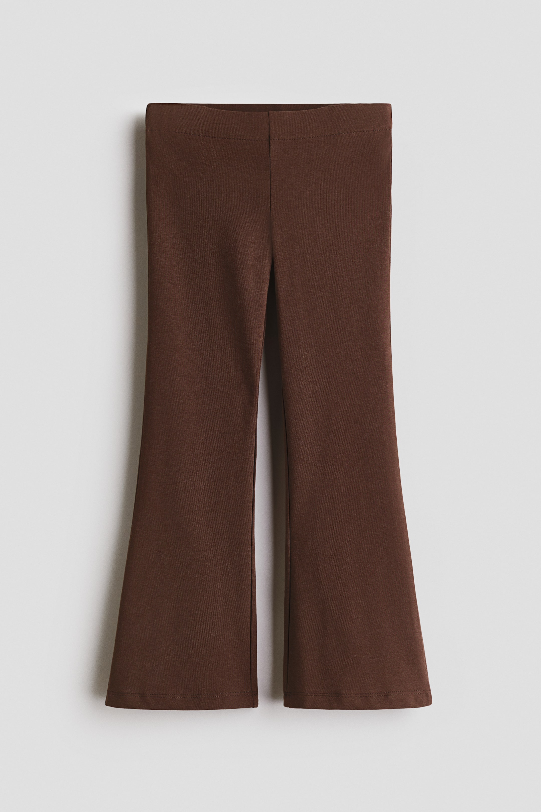 Grotere afbeelding bekijken: Bruine leggings met een elastische tailleband en wijd uitlopende pijpen, gepresenteerd vanaf een vooraanzicht.