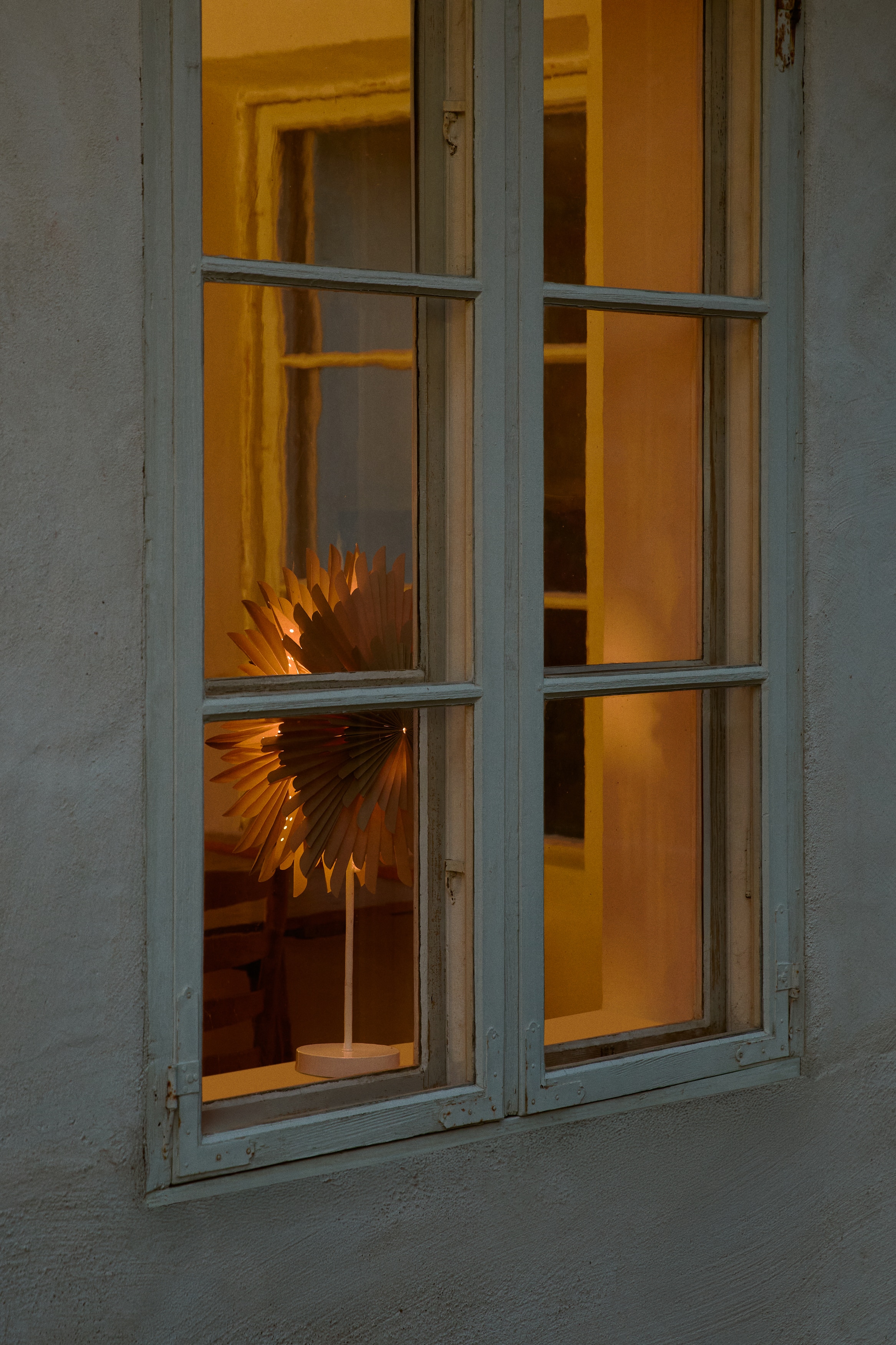 Pöytävalaisin metallia ja paperia - Himmeänbeige