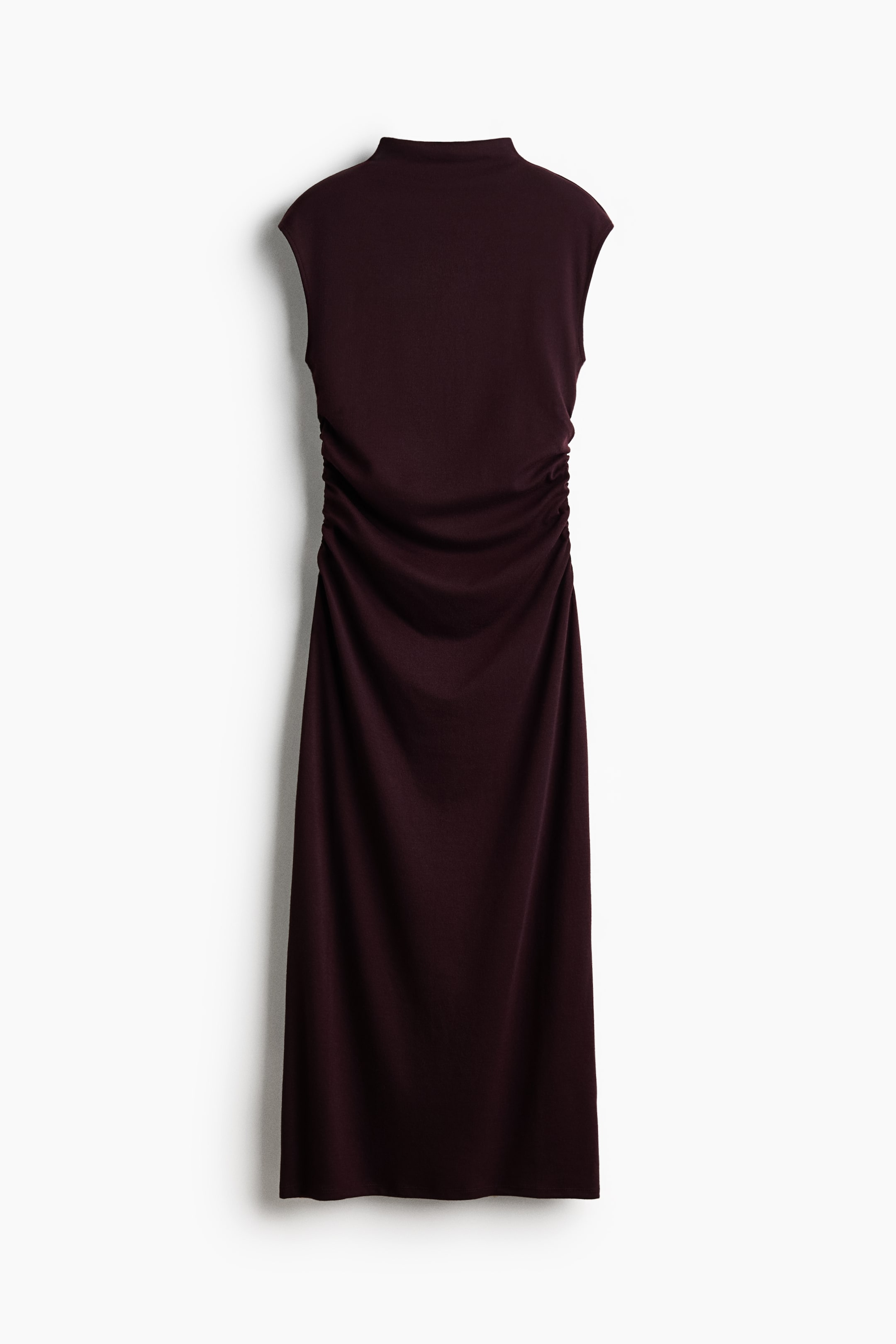 Ver imagen más grande: Un vestido midi sin mangas de color ciruela oscuro cuelga de frente, con cuello alto y hombros ligeramente extendidos. Presenta un fruncido prominente a ambos lados de la cintura, que crea suaves pliegues drapeados en la parte frontal de la falda.