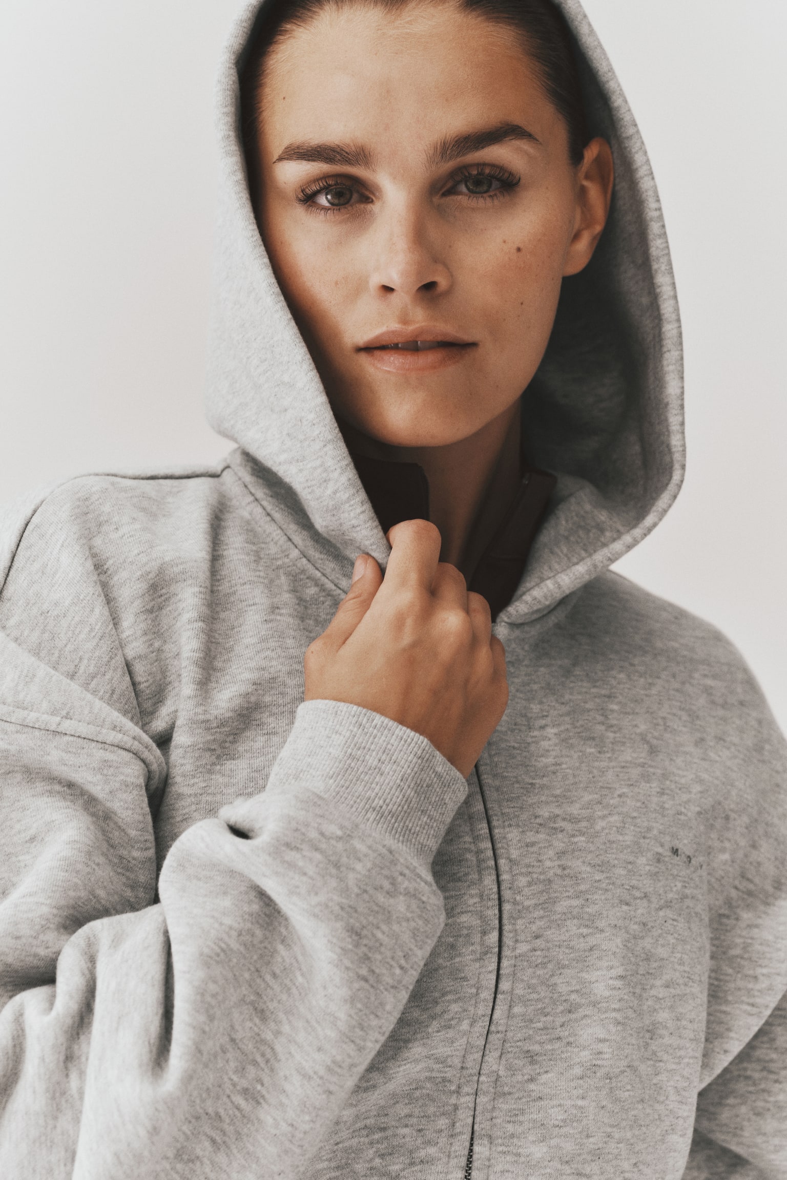 H&M Move Женская короткая спортивная куртка H&M с капюшоном, цвет: Светлый серый меланжевый — фото 3