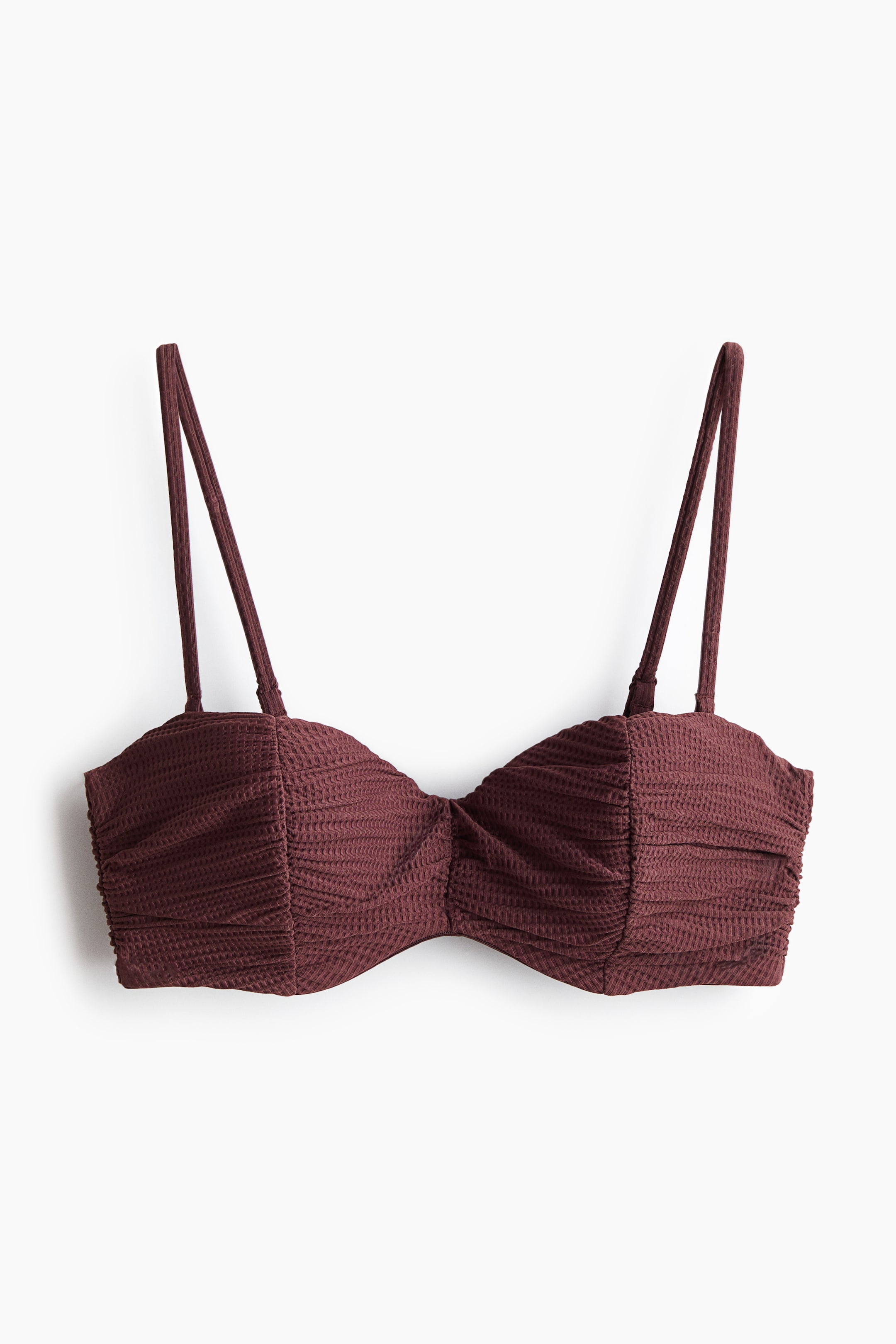 Agrandir l'image: Le devant d'un haut de bikini balconnet rouge foncé présente un tissu texturé gaufré, des bonnets structurés avec fronces, et de fines bretelles réglables.