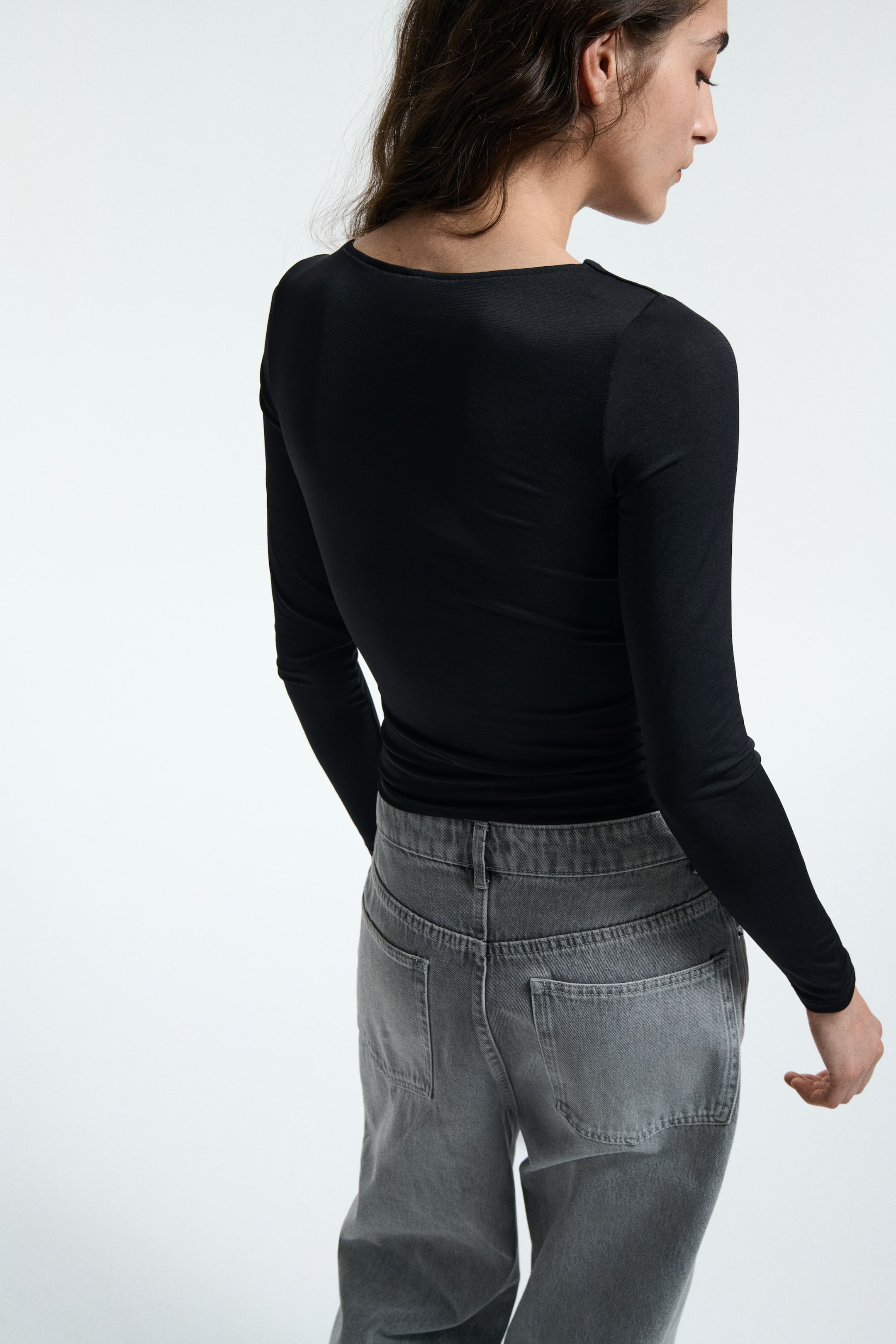 Zobrazit větší obrázek: Cut-out jersey top - Černá - ŽENY | H&M CZ 4
