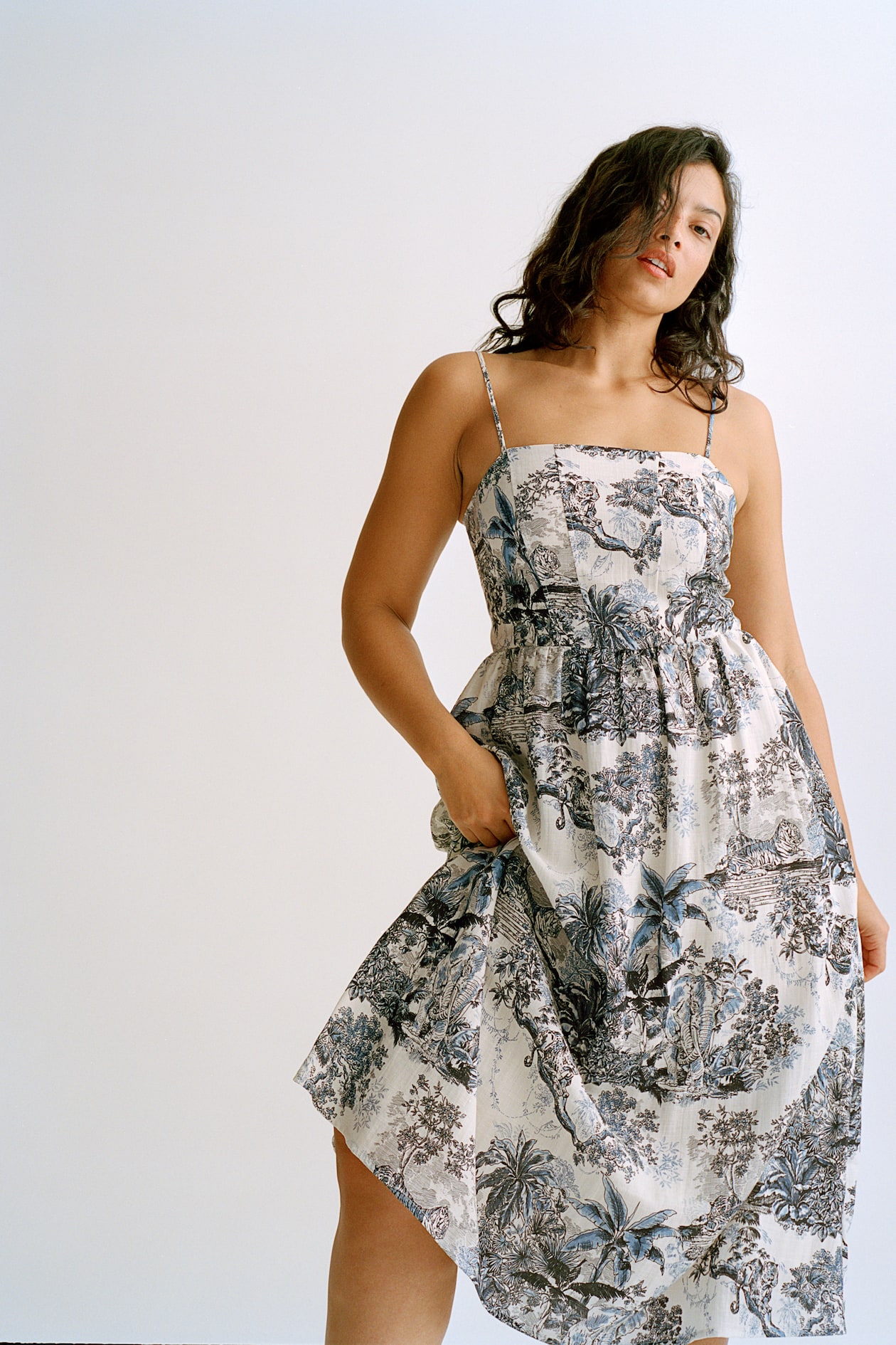 h and m blue and white dress Ladies - Blue/Floral Viscose shirt - Size: L Features a round neckline H&m blue white floral -