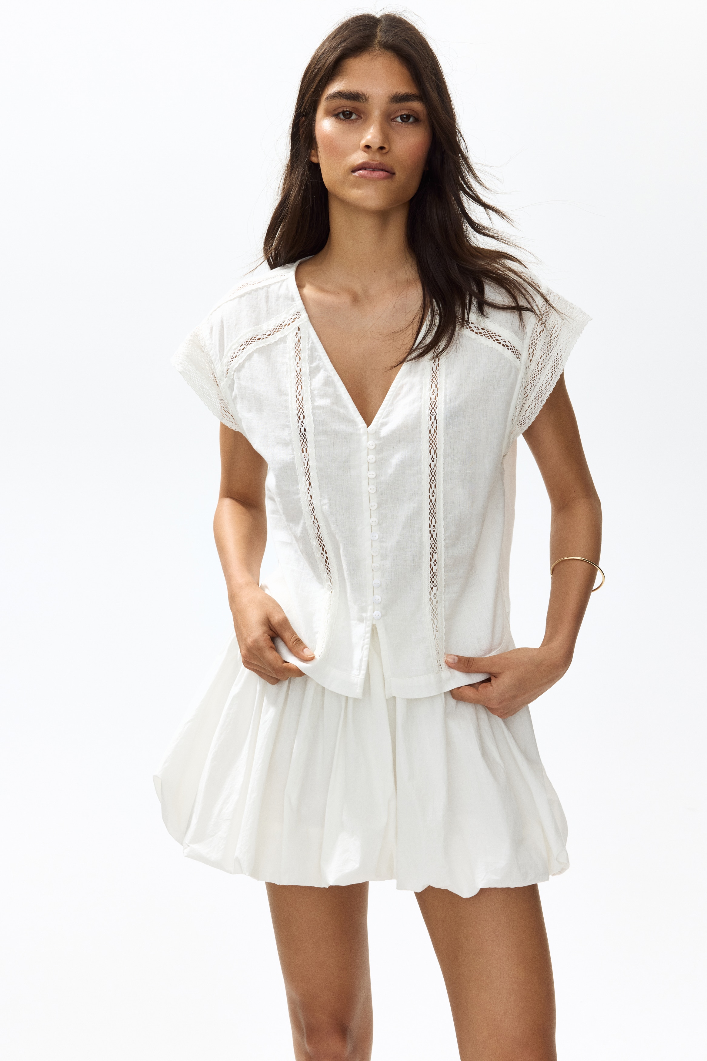 Blusa en mezcla de lino con inserciones de encajeAuxiliar