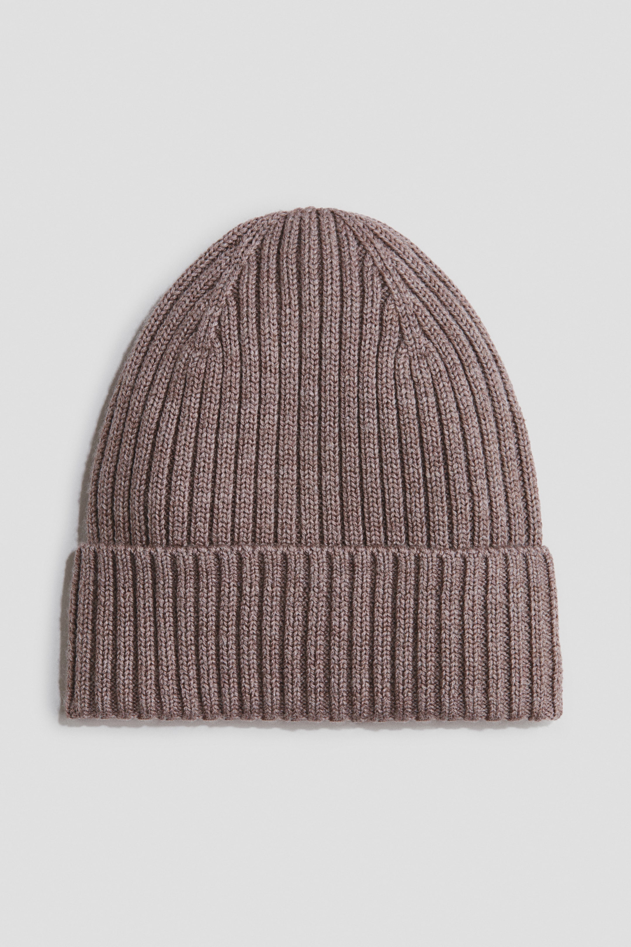 Ver imagen más grande: Un gorro de punto acanalado en color topo está colocado plano, mirando hacia adelante, y presenta un dobladillo ancho vuelto hacia arriba.