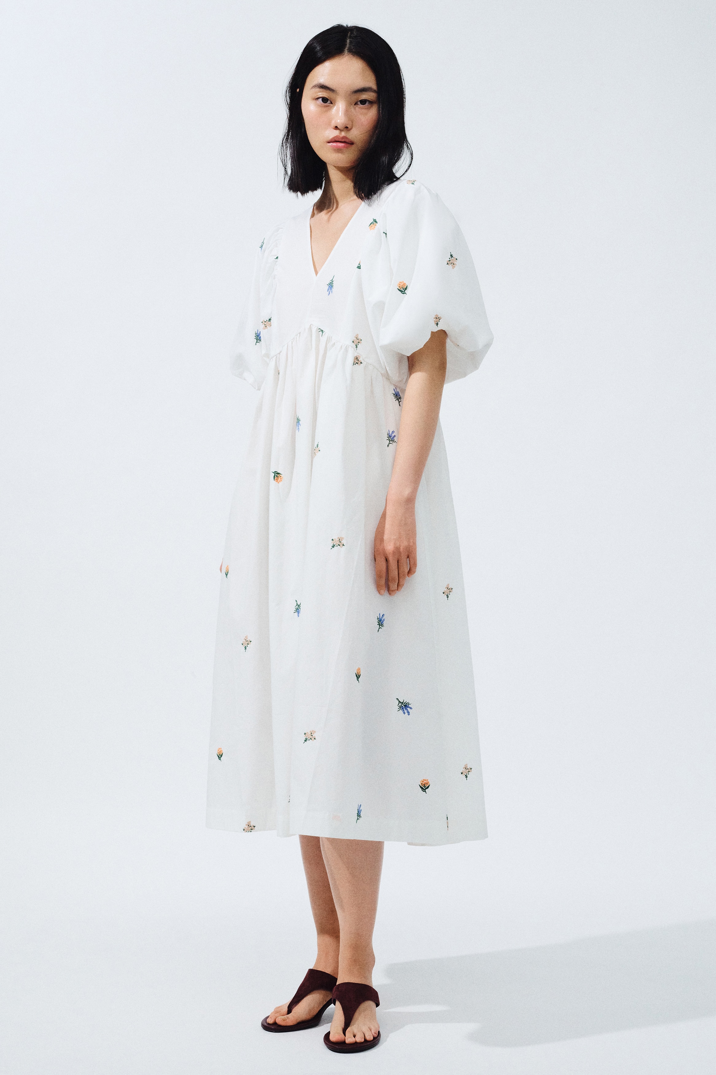 刺繍パフスリーブワンピース - ホワイト／フローラル - レディース