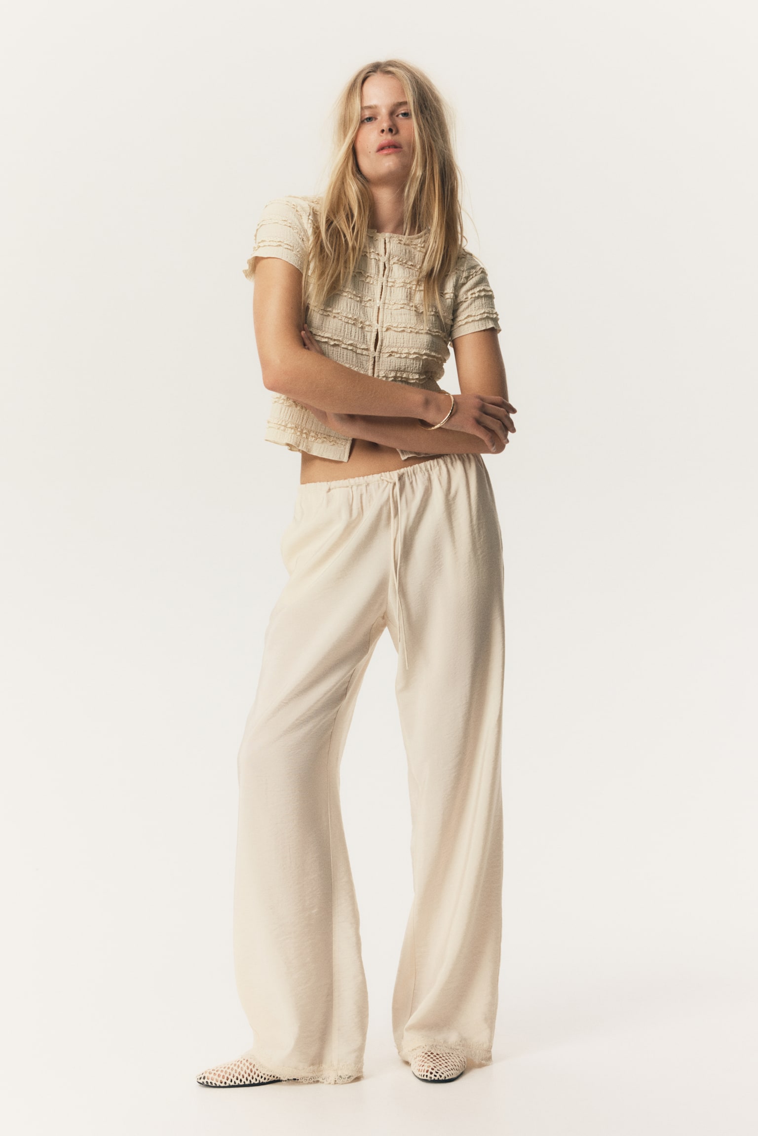 Áo cài khuy trước viền diềm nhún - Màu be nhạt - 3