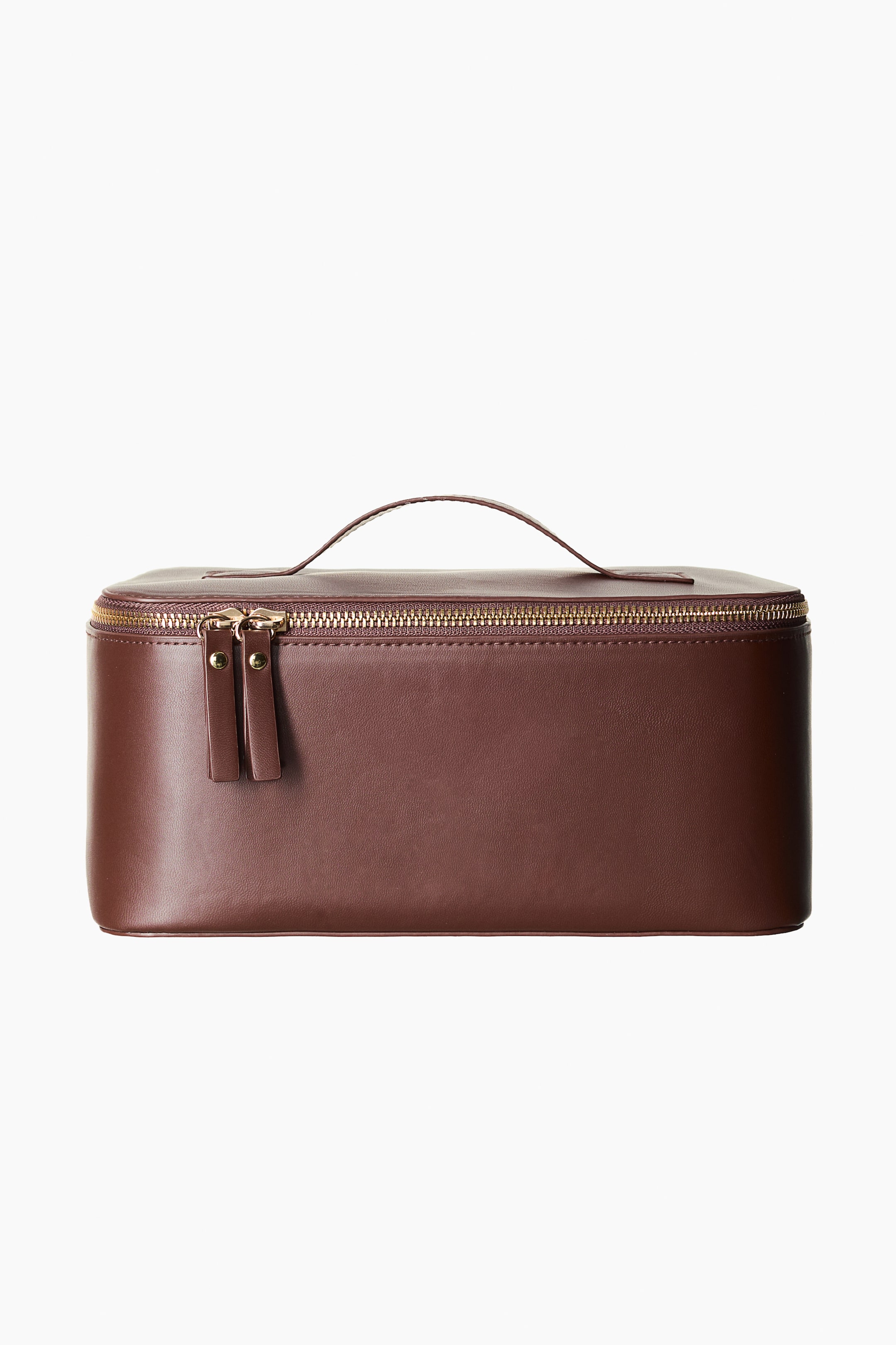 Größeres Bild anzeigen: Eine dunkelbraune, kastige Schminktasche ist von vorne zu sehen. Sie besteht aus glattem beschichtetem Stoff und verfügt über einen goldfarbenen Reißverschluss mit zwei Zippern entlang der Oberseite. Ein passender Griff wölbt sich nach oben.