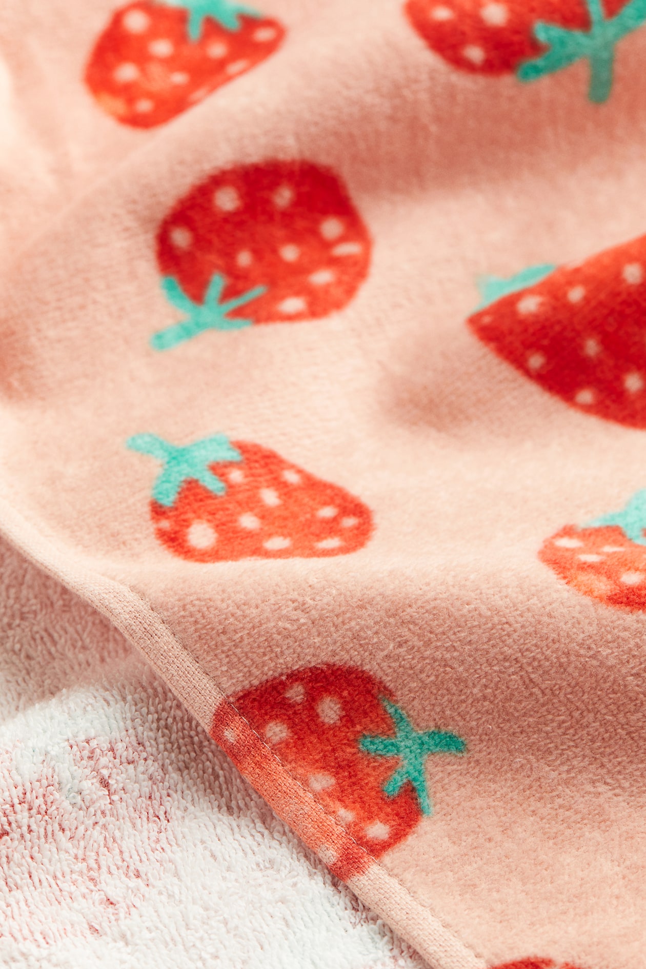 Patterned Bath Towel Light Pink strawberries Home All H M CA patterned-bath-towel-light-pink-strawberries-home-all-h-m-ca