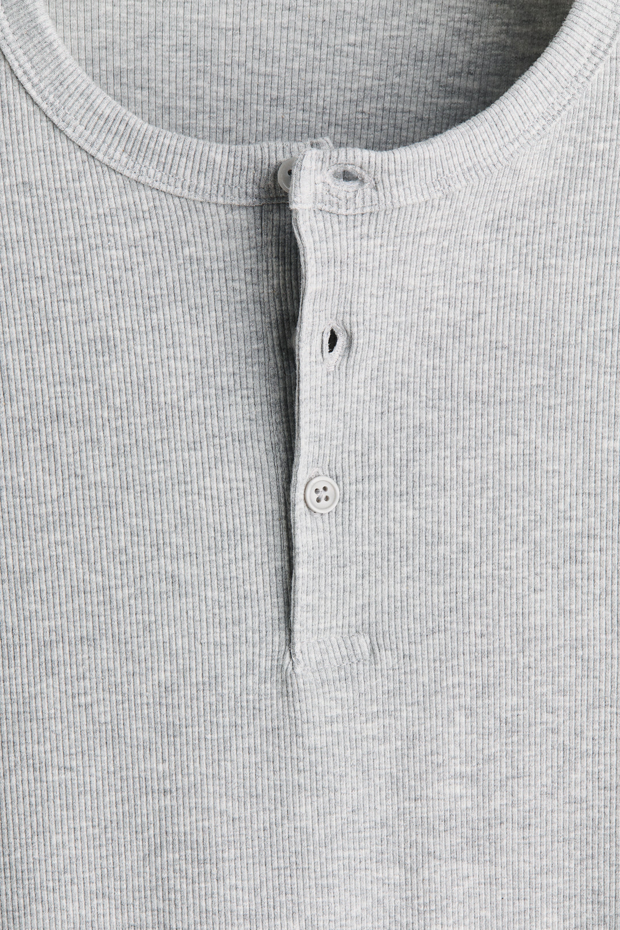 T-shirt près du corps à encolure boutonnée