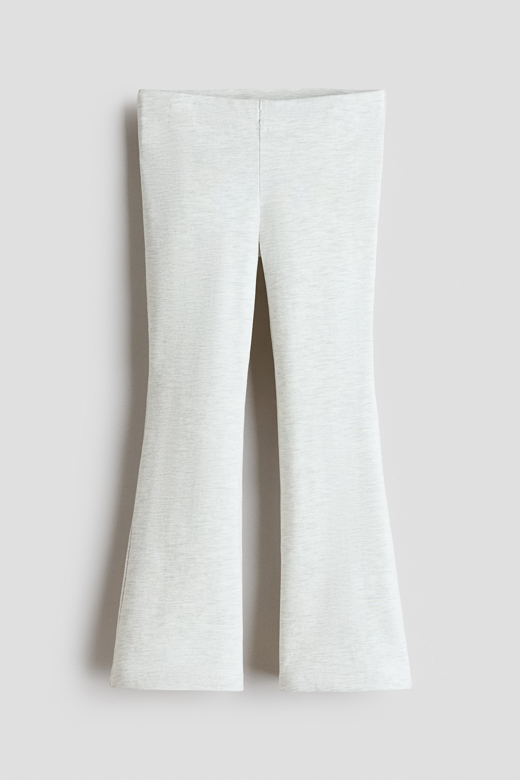 Agrandir l'image: Pantalon évasé en gris clair chiné présenté de face, doté d'une ceinture large et lisse. Les jambes sont ajustées de manière serrée sur la partie supérieure et s'évasent largement du genou à l'ourlet.