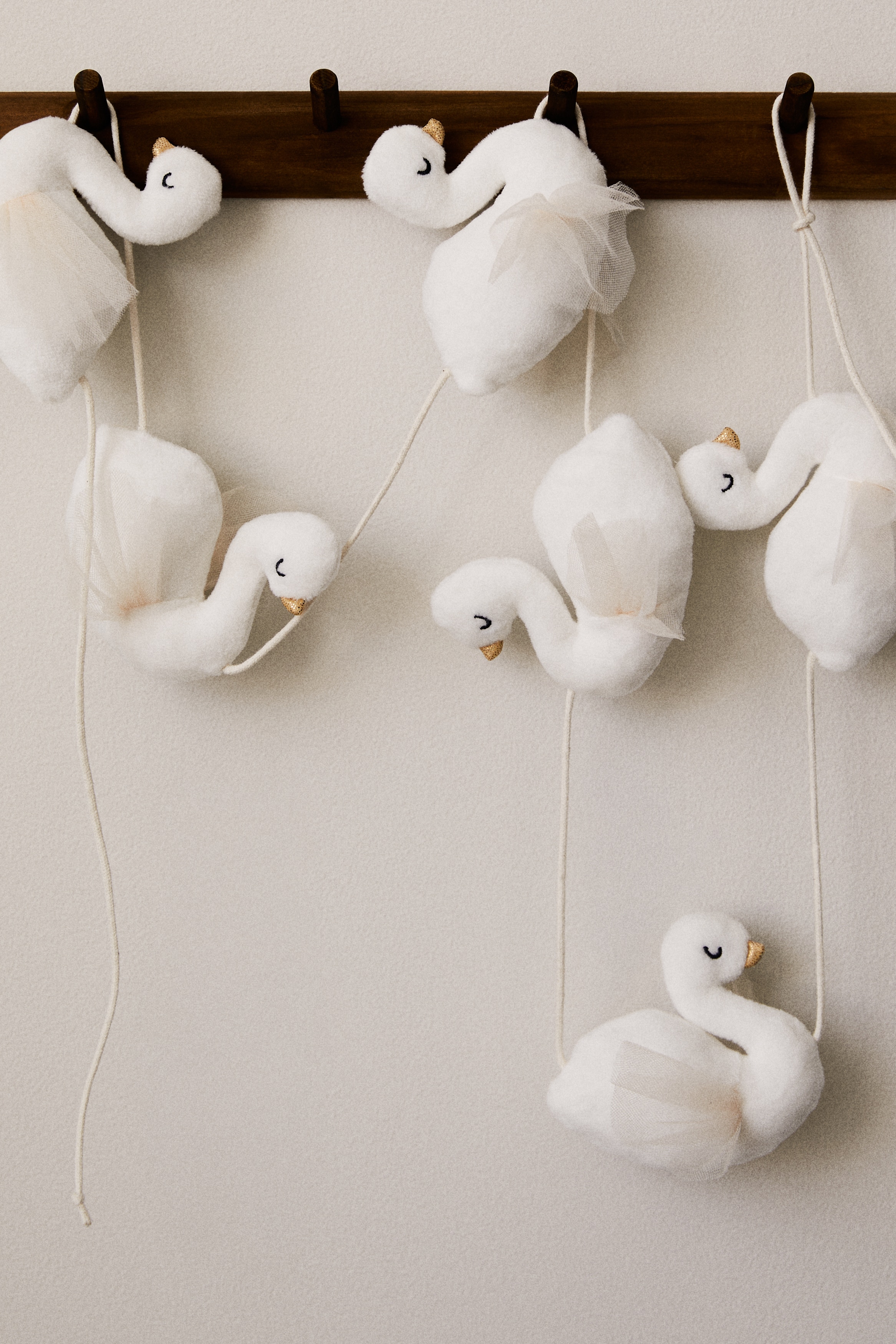 Swan Garland - White/swans - Home All | H&M US
