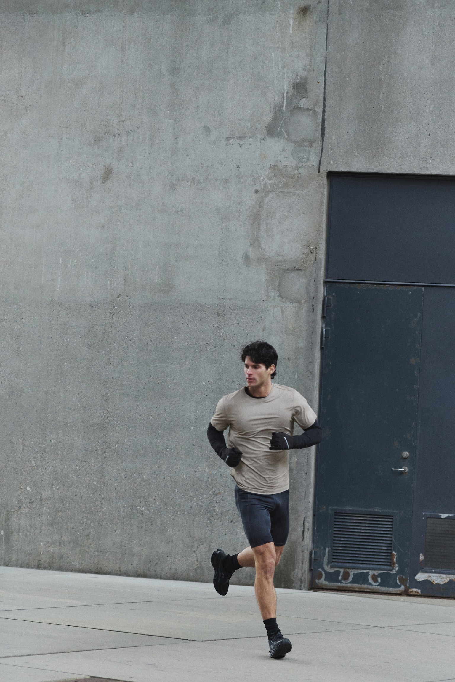 Мужская футболка H&M Move Mesh Sports with DryMove™, цвет: Бежевый — фото 3