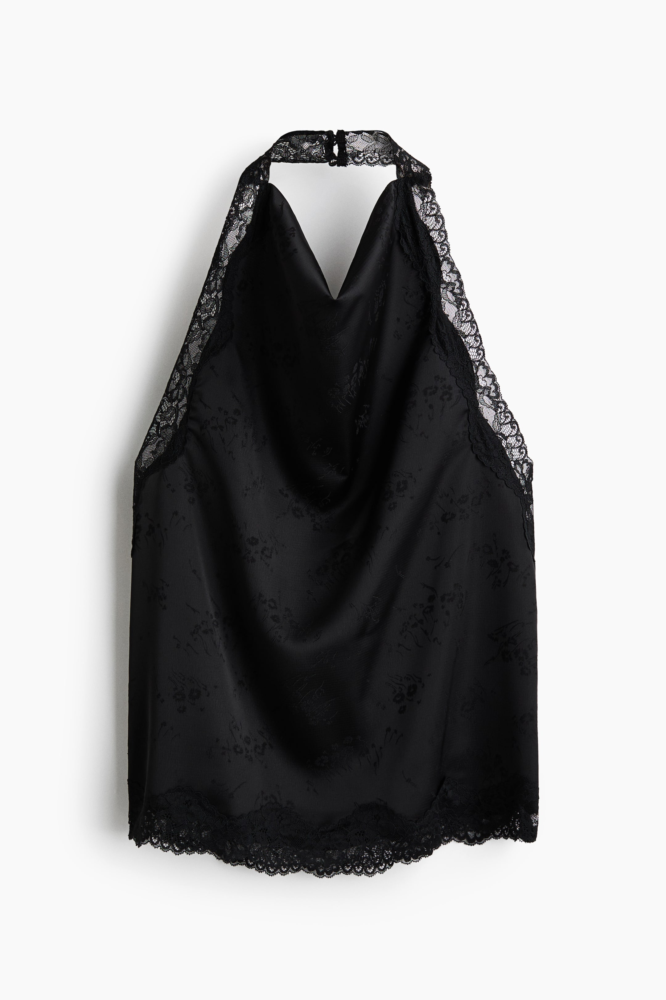 Προβολή μεγαλύτερης εικόνας: Ένα μαύρο halter top παρουσιάζεται από μπροστά, με ντραπέ ντεκολτέ cowl από σατέν ζακάρ ύφασμα με διακριτικό floral μοτίβο. Λεπτή μαύρη δαντέλα διακοσμεί το ψηλό halter ντεκολτέ και το κυματιστό τελείωμα στο κάτω μέρος.