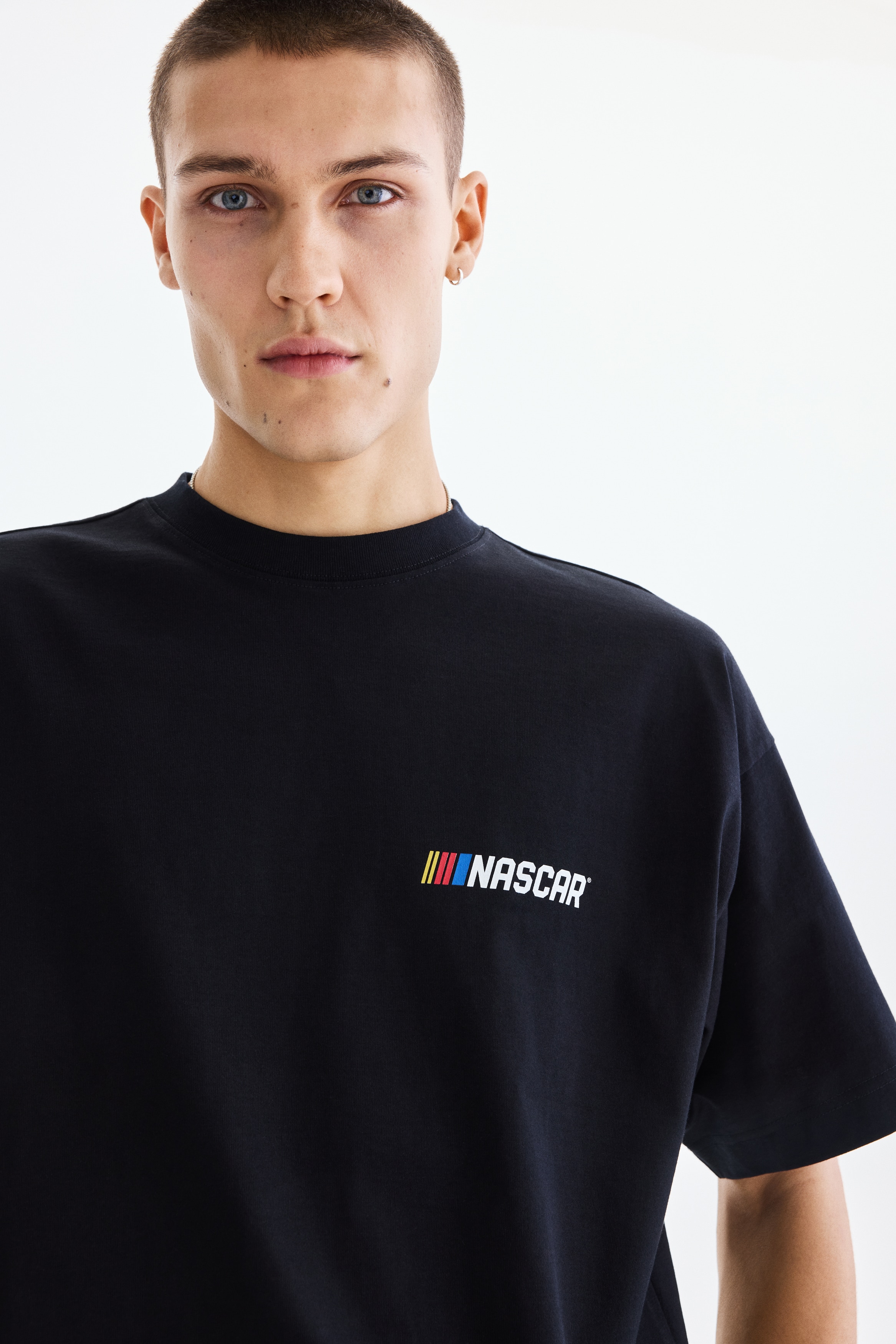 T-shirt Oversized Fit - Preto/NASCAR/Preto/Guns N' Roses/Preto/Iron Maiden/Branco/NBA/Branco/Henri Matisse/Preto/The Notorious B.I.G./Creme/Red Hot Chili Peppers/Branco/Nas/Preto/NBA/Branco/NBA