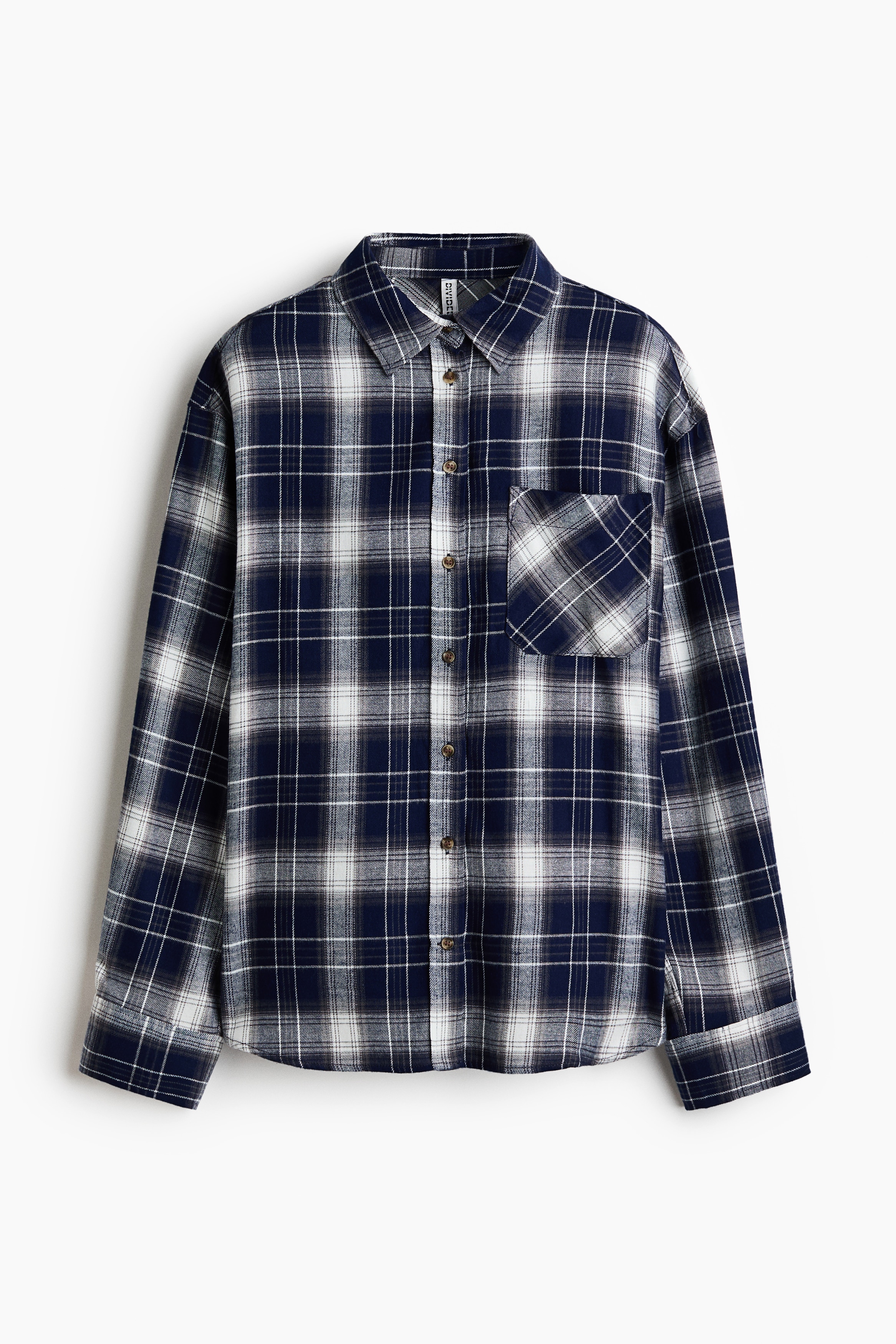 Ein oversized kariertes Flanellhemd in Blau und WeiÃ wird offen Ã¼ber einem weiÃen Crop-Top und grauen Sweatpants mit Kordelzug getragen. Das Hemd verfÃ¼gt Ã¼ber Ã¼berschnittene Schultern und eine Brusttasche und fÃ¤llt locker, wÃ¤hrend das Model mit einem Arm hinter dem Kopf posiert.