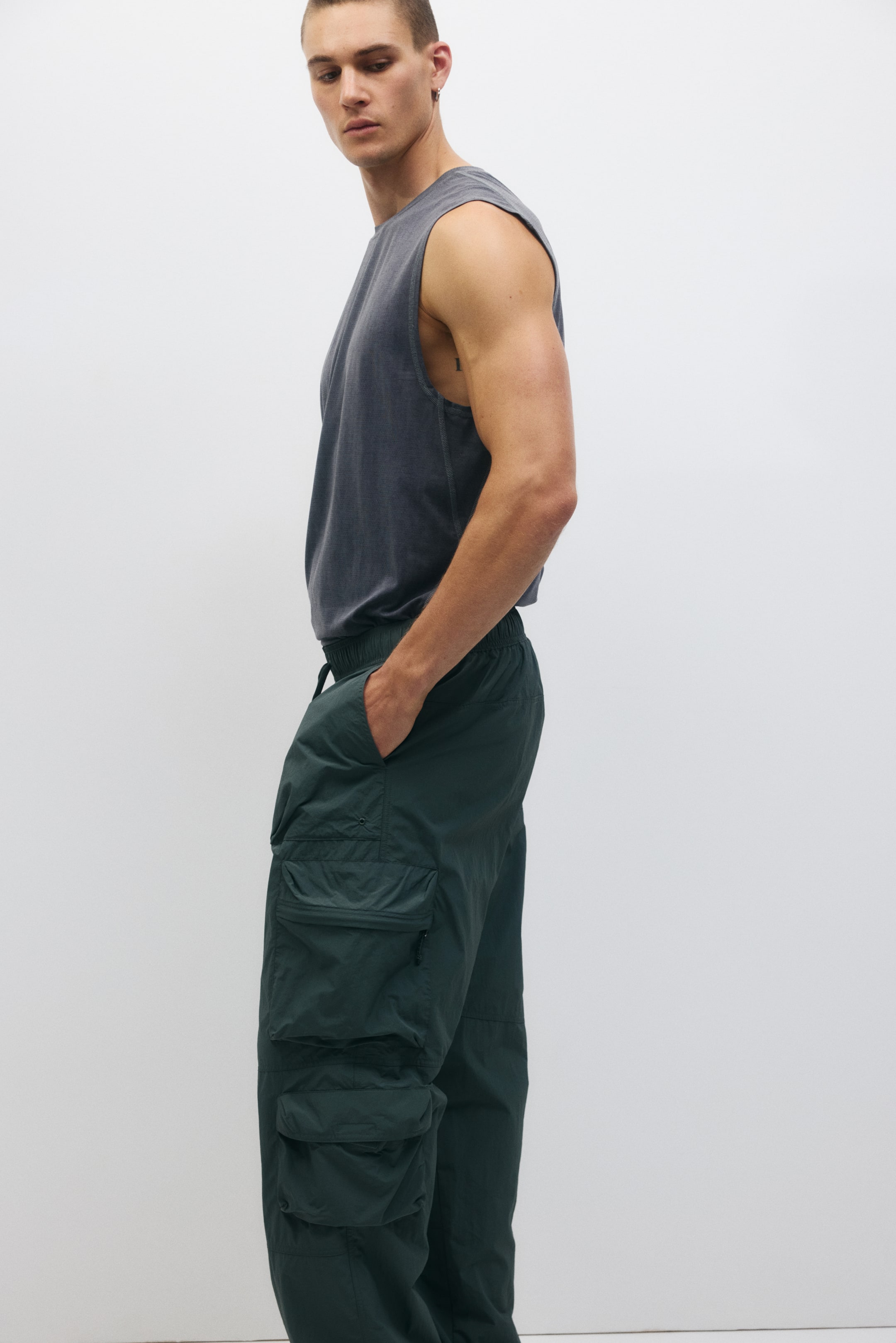 Мужские брюки H&M Loose-Fit Water-Repellent Cargo Pants — фото 6