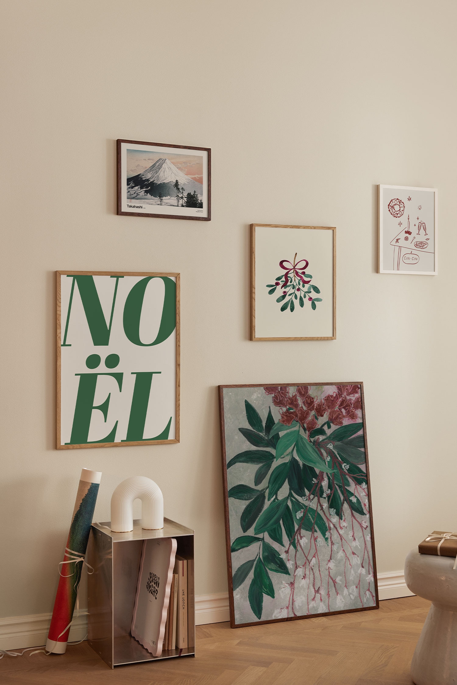 Uma impressÃ£o artÃ­stica retrata uma pintura botÃ¢nica com folhas verde-escuras, aglomerados de flores castanho-avermelhadas no topo e delicados caules vermelhos adornados com flores brancas pendentes, sobre um fundo cinzento-claro texturado.