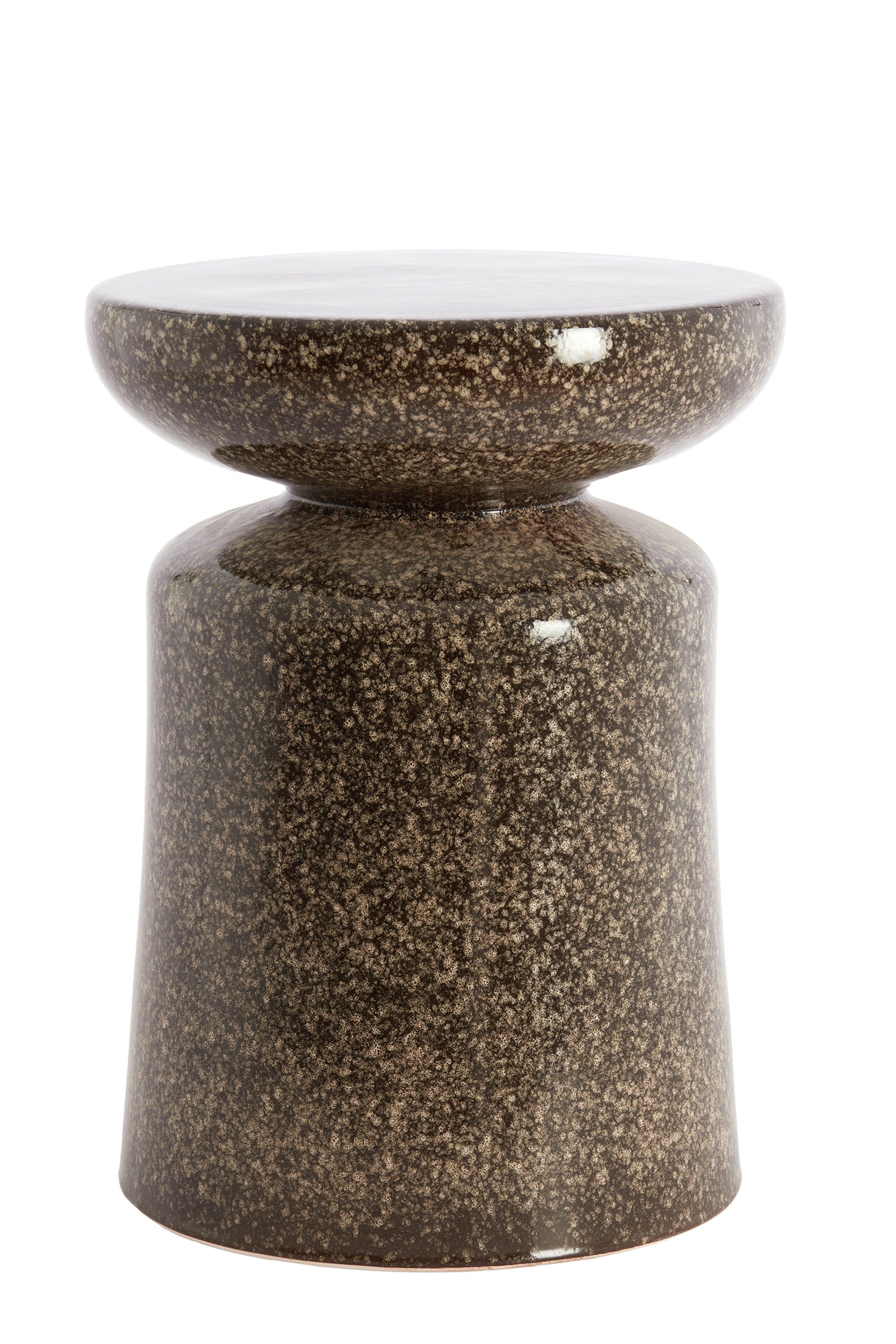 Grotere afbeelding bekijken: Een keramische kruk wordt gepresenteerd met een glanzende, donkerbruine, gespikkelde afwerking over het hele lichaam. Het is gevormd met een gladde, lichtere, brede, ondiepe komvormige bovenkant die rust op een smallere, vernauwde hals, die verbonden is met een bredere cilindrische basis.