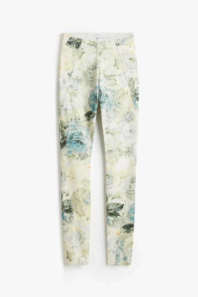 Front-facing leggings in soft stretch jersey are displaying an all-over floral print, featuring a high waist with narrow elasticated binding, forward-facing side seams that are enhancing the figure-hugging silhouette, and laser-cut hems. - 1