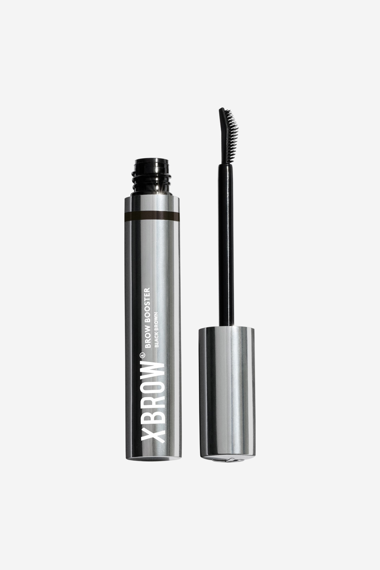 En öppen, metalliskt silverfärgad tub med XBROW Brow Booster i Black Brown står upprätt bredvid sin avskruvade applikatorstav. Staven visar en böjd spoolieborste med snedställd spets och fina svarta borststrån på ett svart skaft. - 1