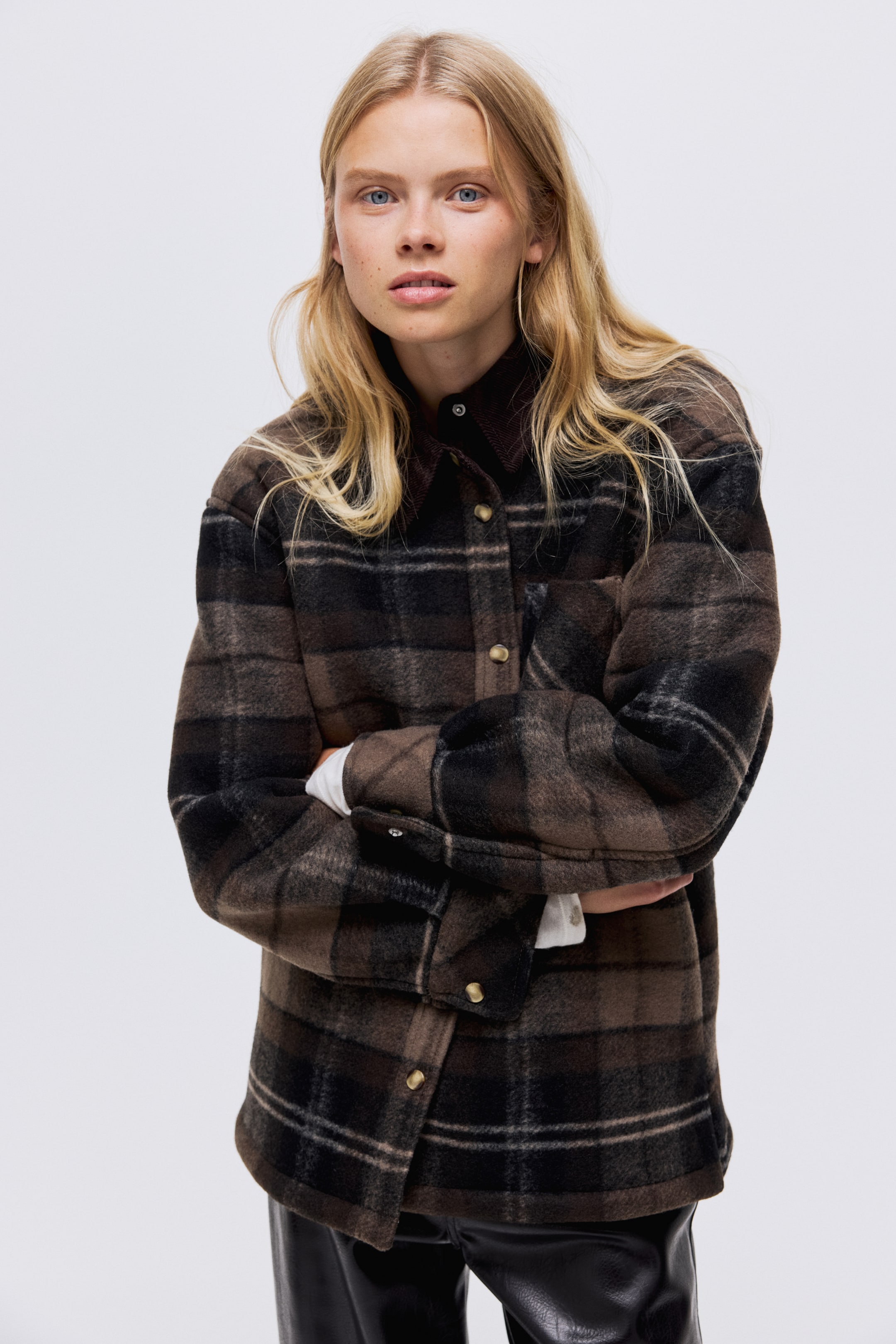 Vezi imaginea mai mare: Jachetă tip cămașă cu căptușeală de pluș - Maro-închis/carouri - FEMEI | H&M RO 3