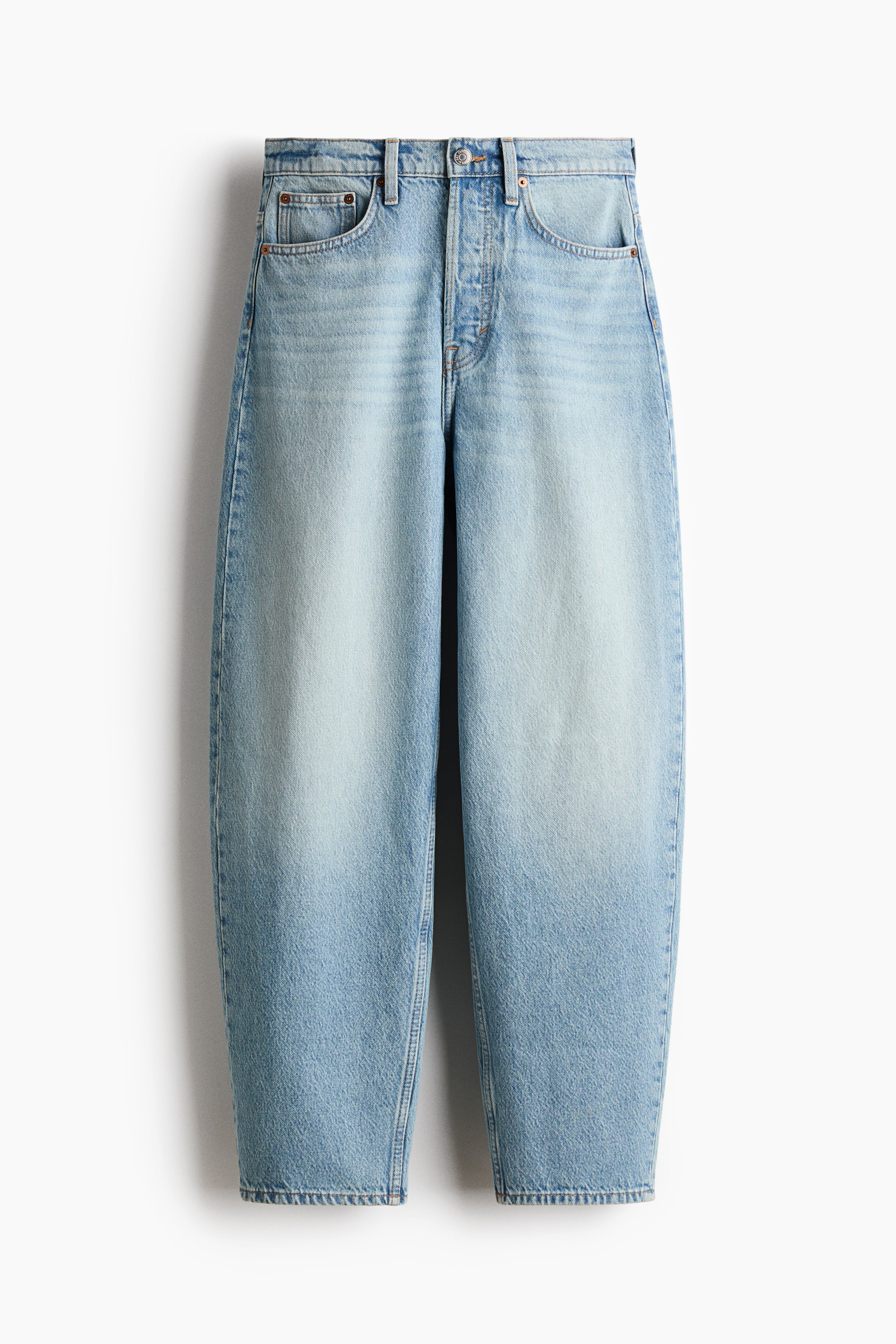Agrandir l'image: Une paire de jeans bleu délavé clair est suspendue face à l’avant, présentant une taille haute, une coupe cinq poches, une fermeture boutonnée et des passants de ceinture. Les jambes s’évasent vers l’extérieur pour créer une silhouette volumineuse qui se resserre vers les ourlets, avec un léger effet délavé au centre.