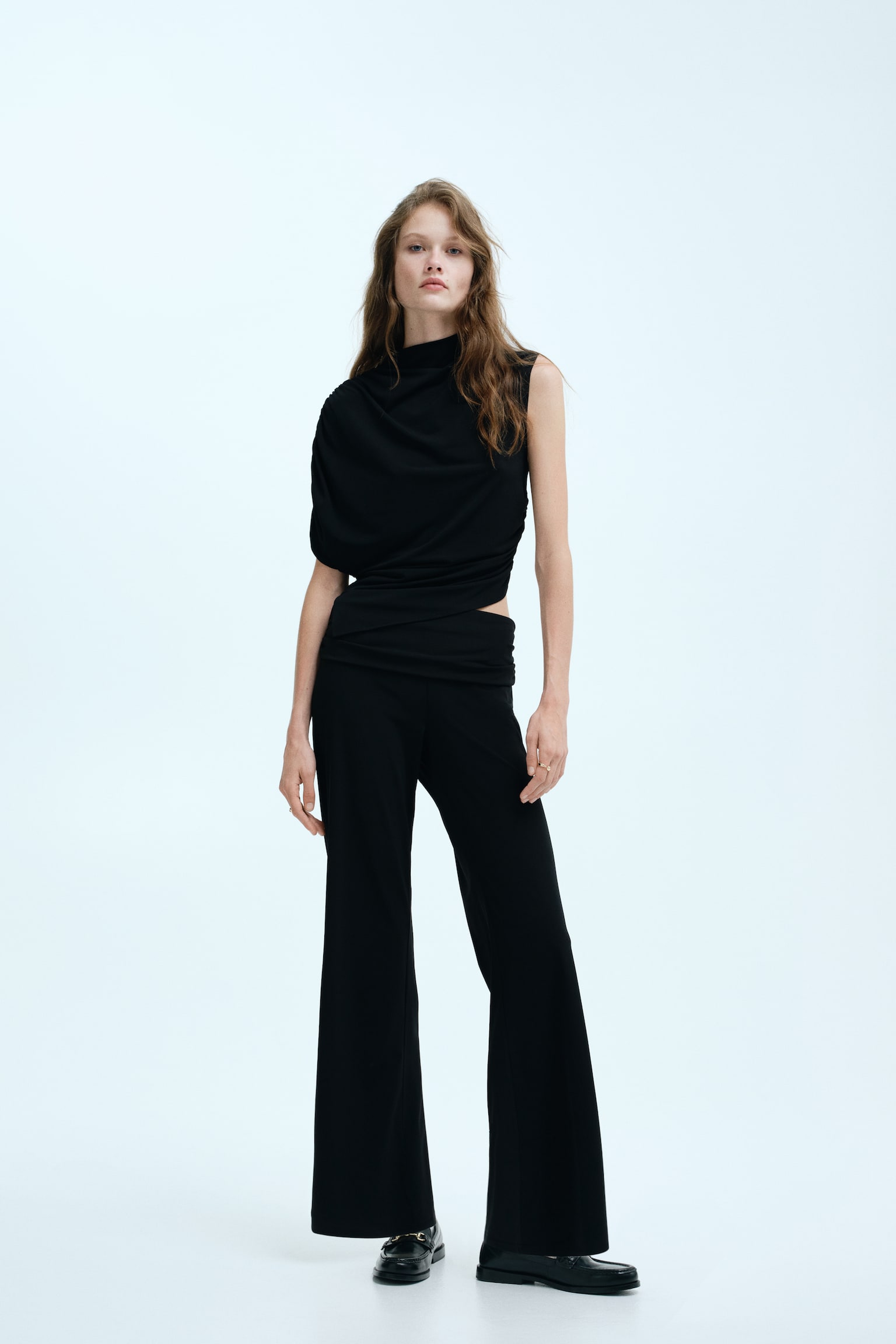 Top z jednym rękawem i półgolfem - Czarny/Beżowy - 3