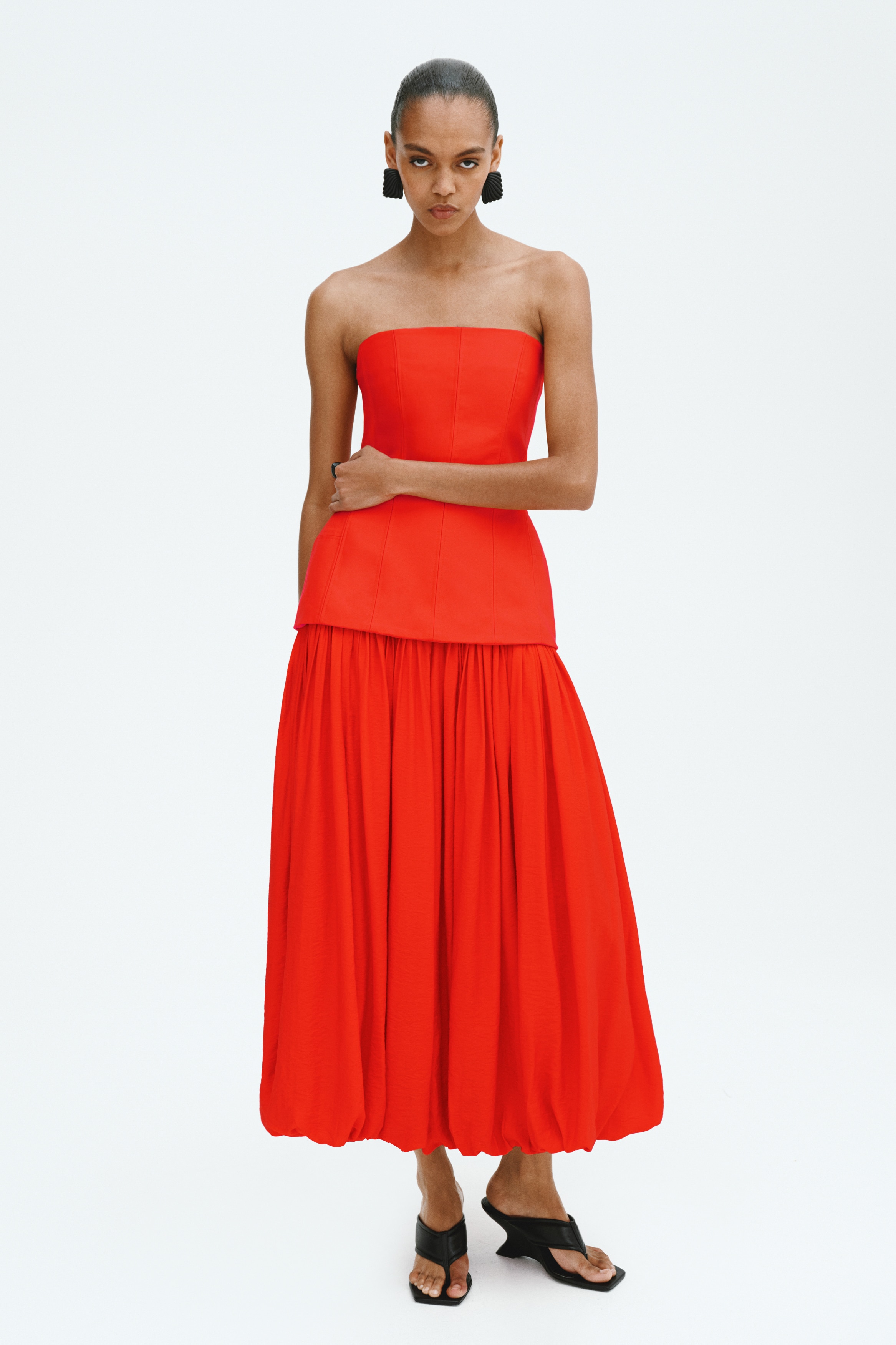 Bandeaukleid in Sanduhr-SilhouetteModell
