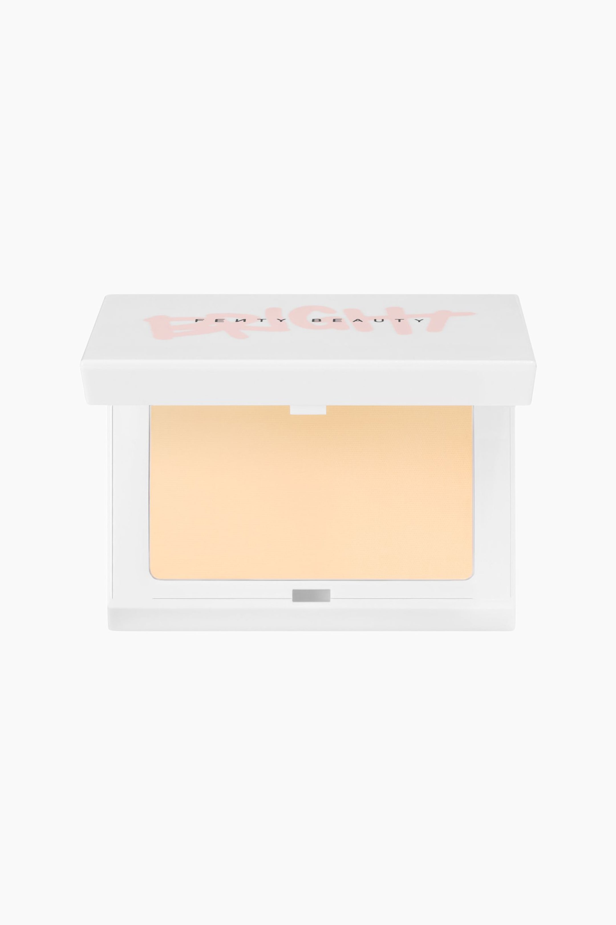 Näytä suurempi kuva: Bright Fix Instant Brightening + Blurring Powder on avonaisessa, valkoisessa suorakulmaisessa pakkauksessa, joka on suunnattu suoraan eteenpäin. Pakkauksessa esitellään vaalean persikkasävyinen puristettu puuteri suorakulmaisessa astiassa, ja osittain avattu kansi näyttää tuotemerkin vaaleanpunaisen graafisen elementin päällä.