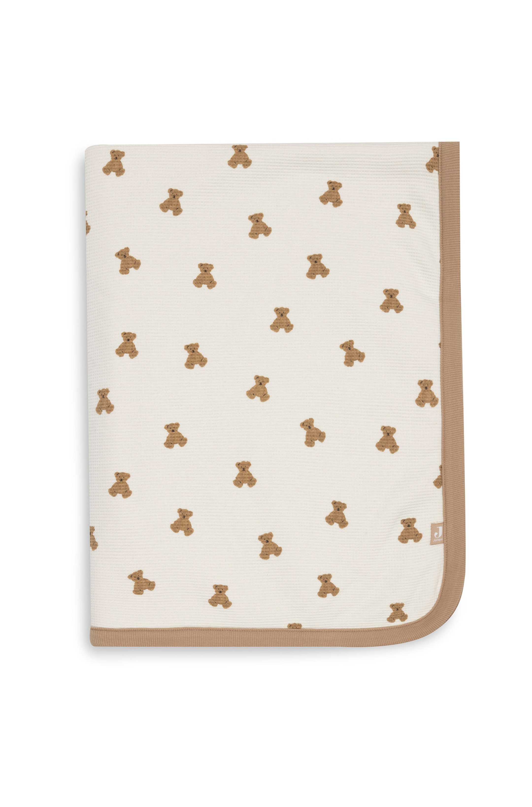 Grotere afbeelding bekijken: Een babydeken ligt plat weergegeven in een gevouwen presentatie, met een all-over patroon van kleine bruine teddyberen op een gebroken witte wafelkatoenen stof. Een effen beige geribde bies omlijst de onder- en rechterrand van het dekentje.