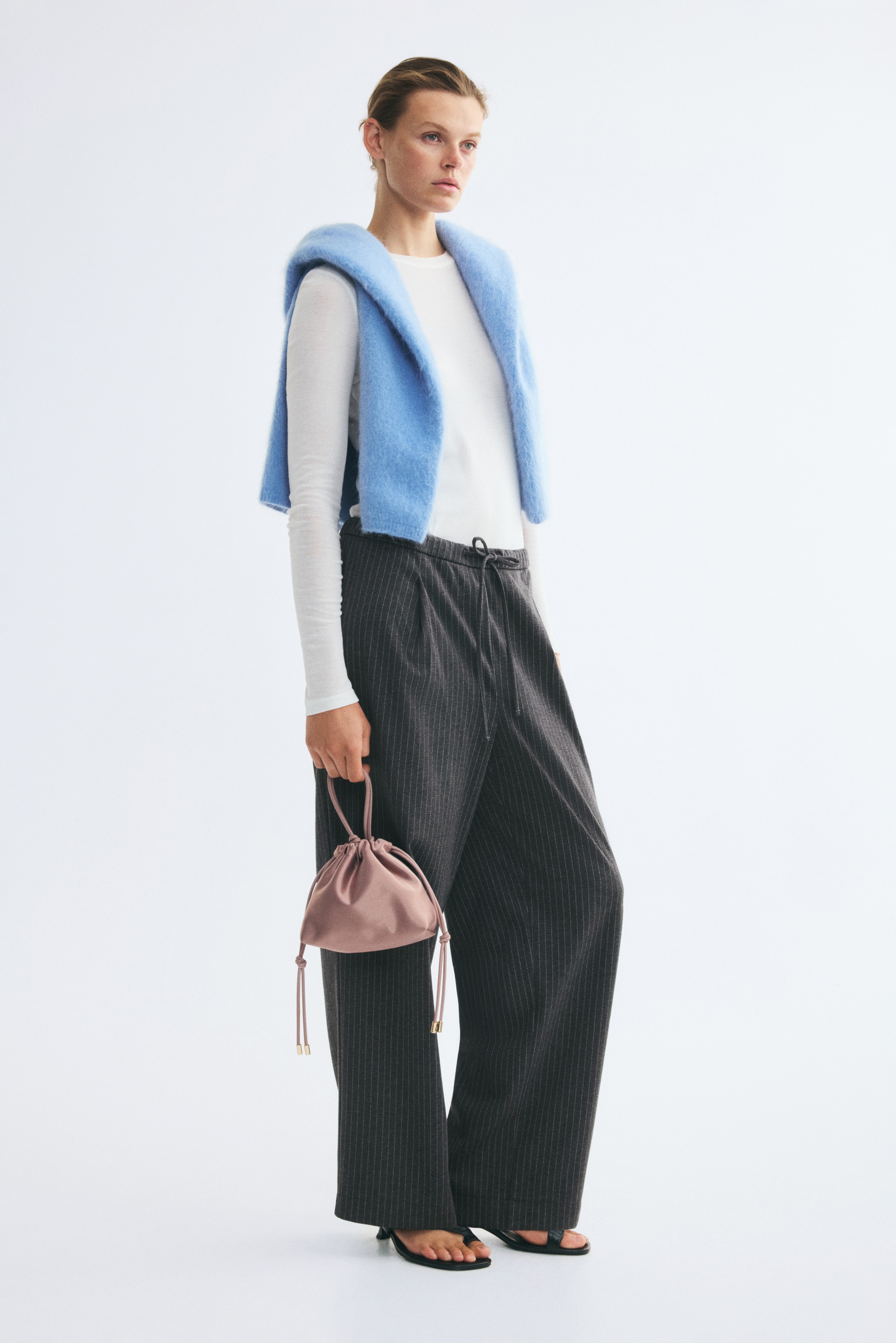 Drawstring trousersModel