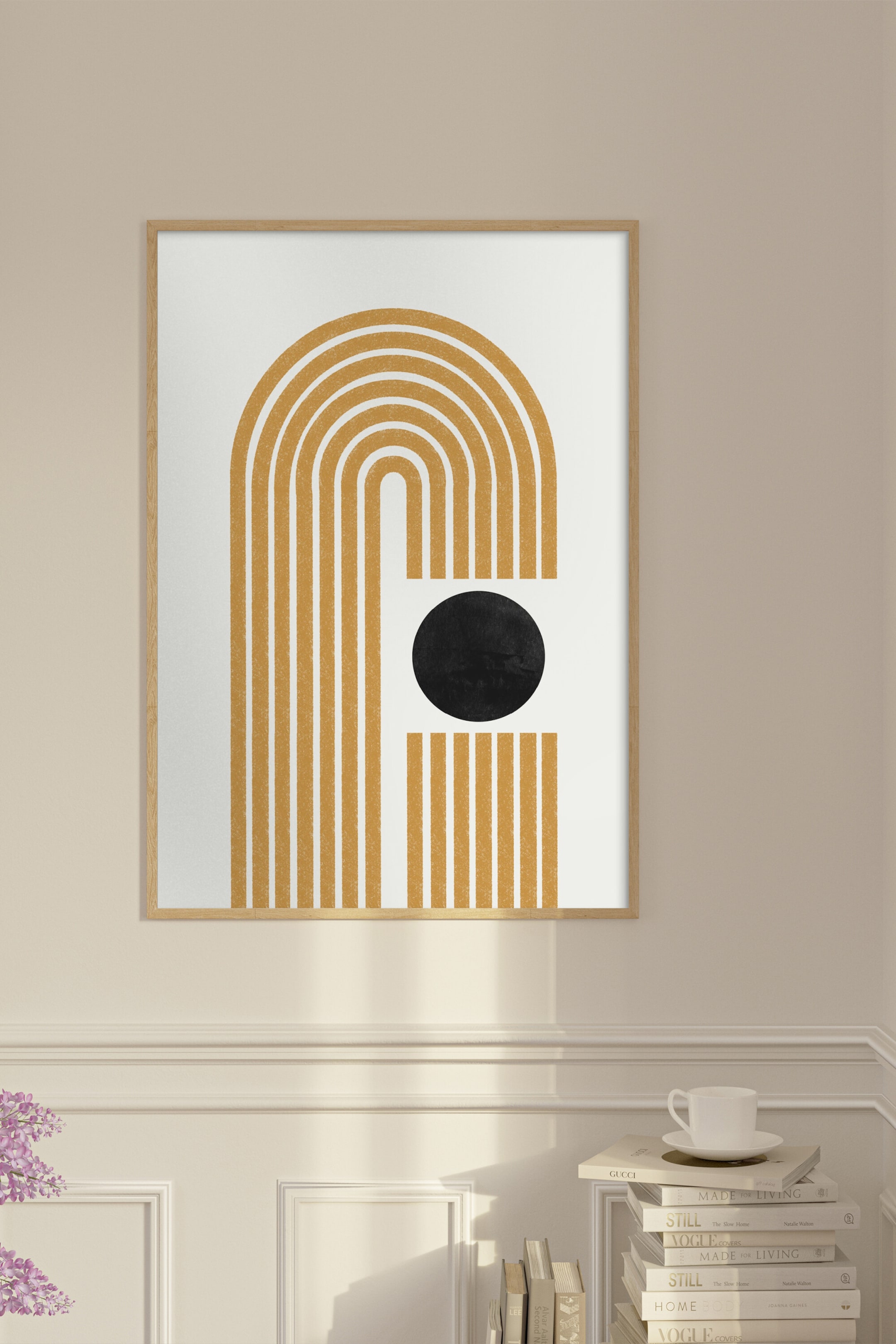 Grotere afbeelding bekijken: Een ingelijste kunstprint, ingesloten in een lichte houten lijst, toont een abstract ontwerp met meerdere parallelle goudgele gebogen lijnen die een boogvorm vormen, met een vaste zwarte cirkel gepositioneerd in het onderste rechtergedeelte.
