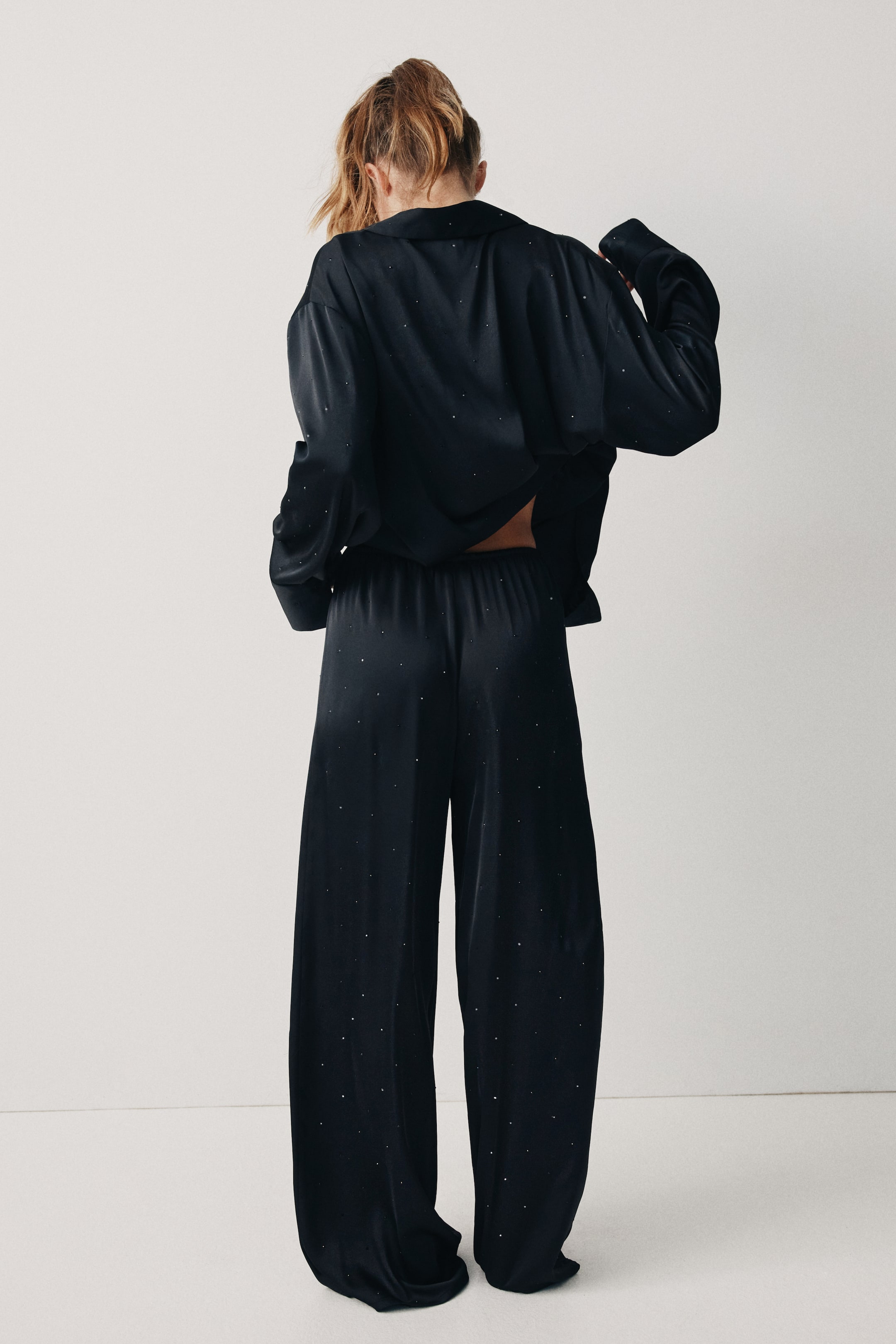 Ampliar la imagen: Pantalón de pijama en satín con decoraciones - Negro - Ladies | H&M MX 5