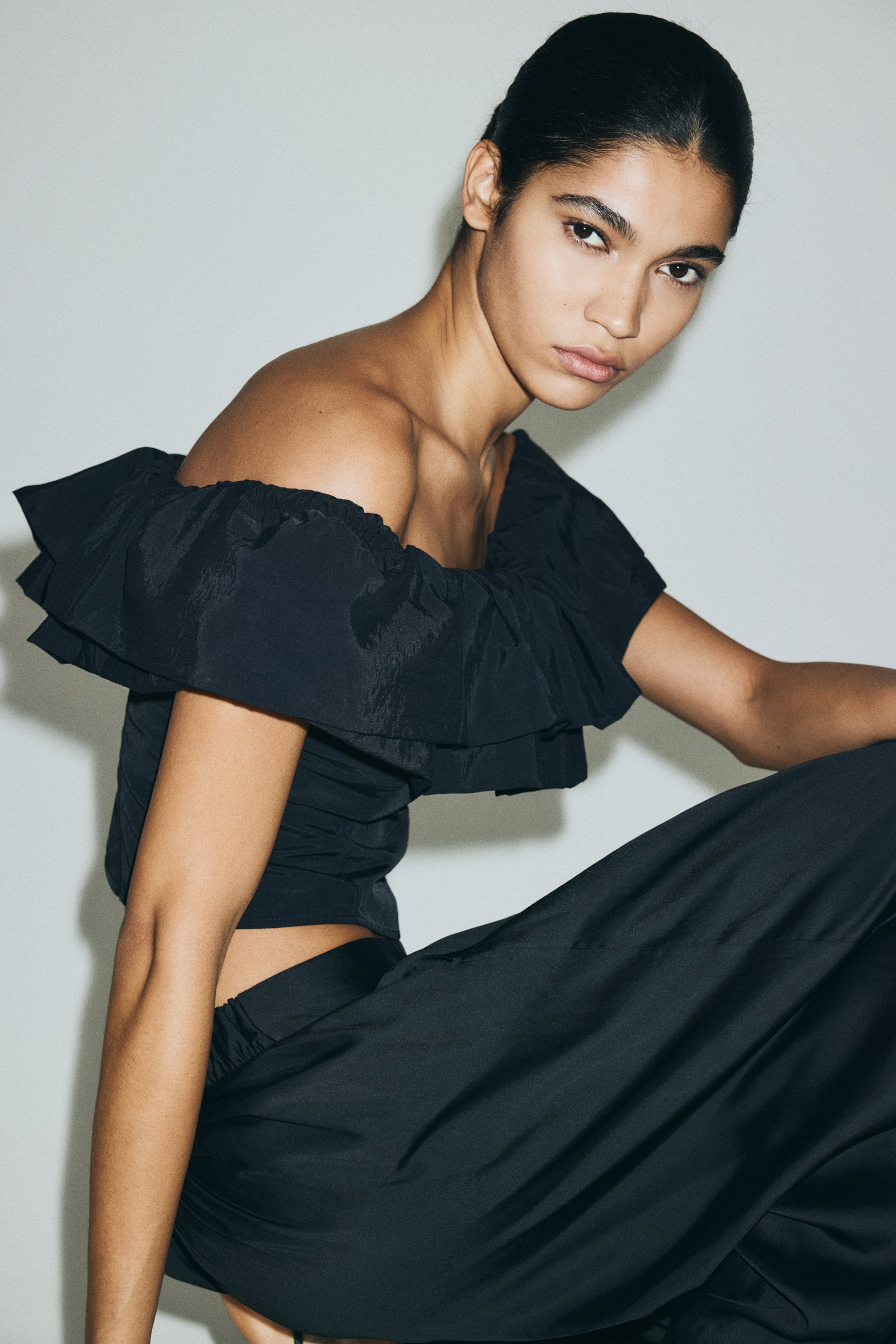 Größeres Bild ansehen: Schulterfreies Shirt mit Volantbesatz - Schwarz - Ladies | H&M DE 1