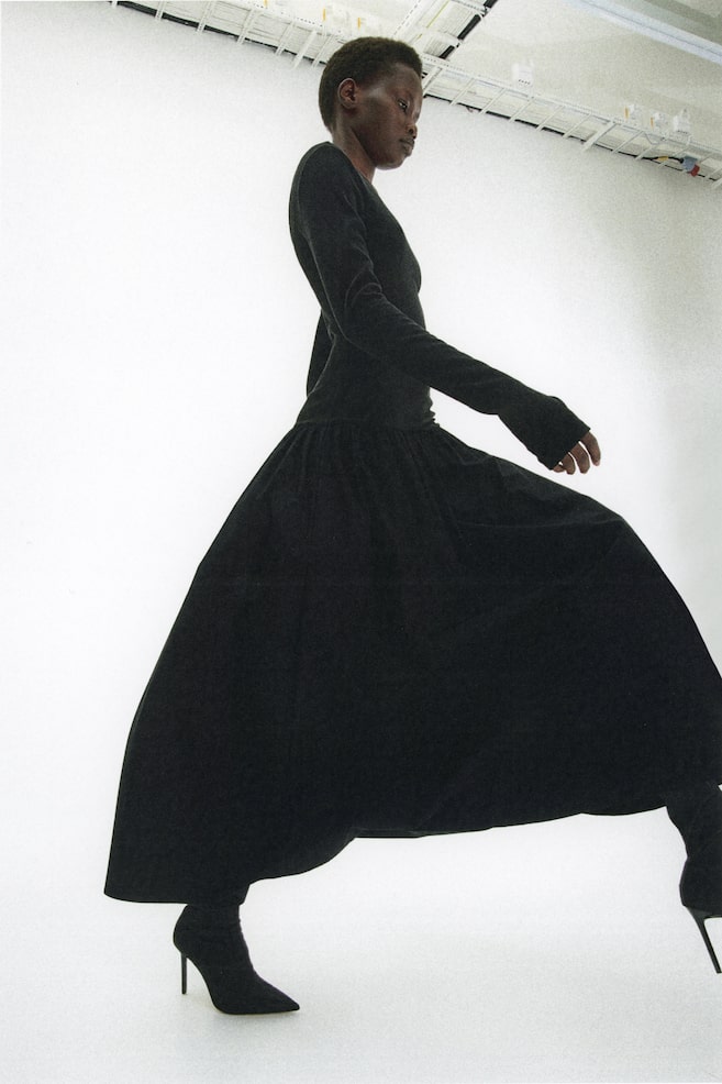 Robe avec jupe évasée - Noir - 1