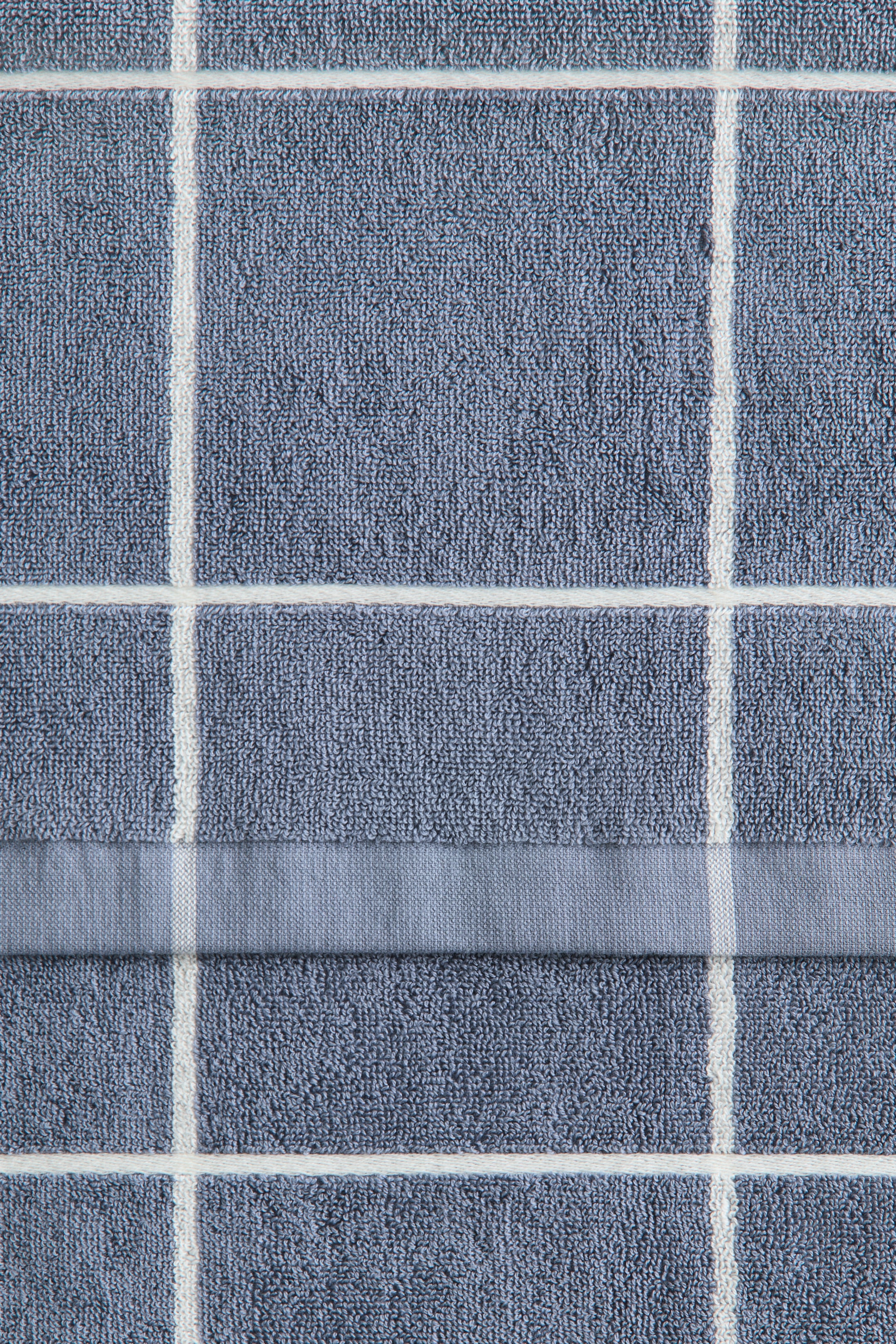 Grid-Patterned Bath Towel