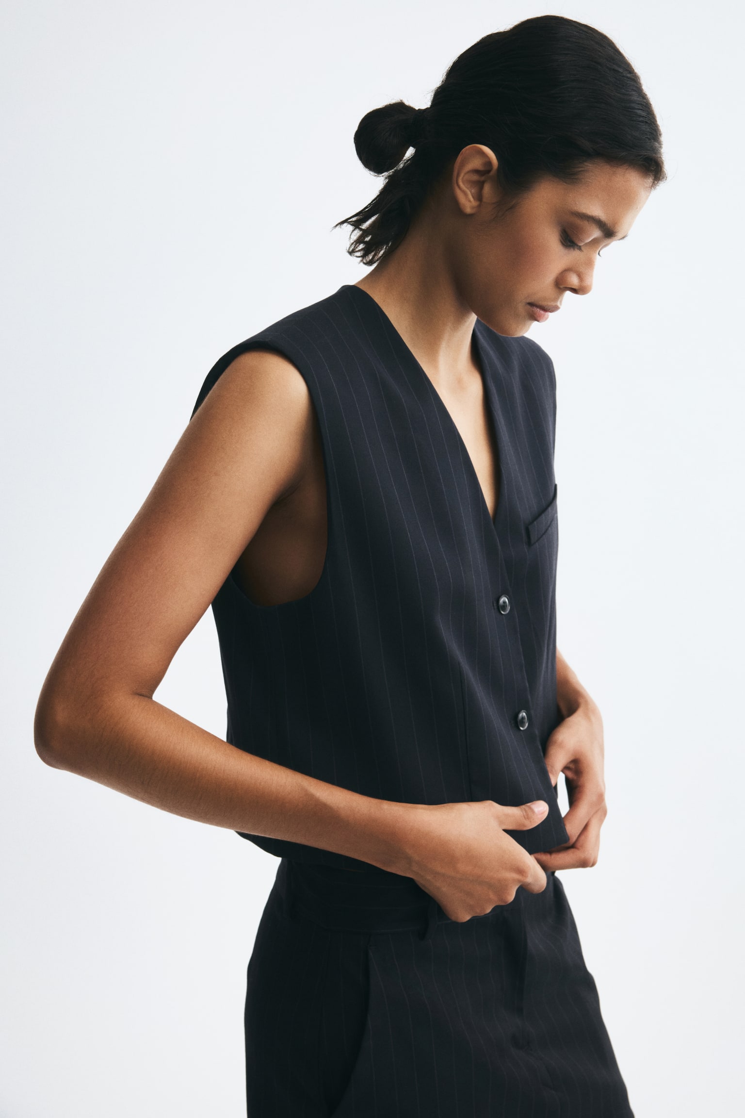 Женский жилет H&M Cropped Twill Vest, цвет: Тёмно-синий — фото 5