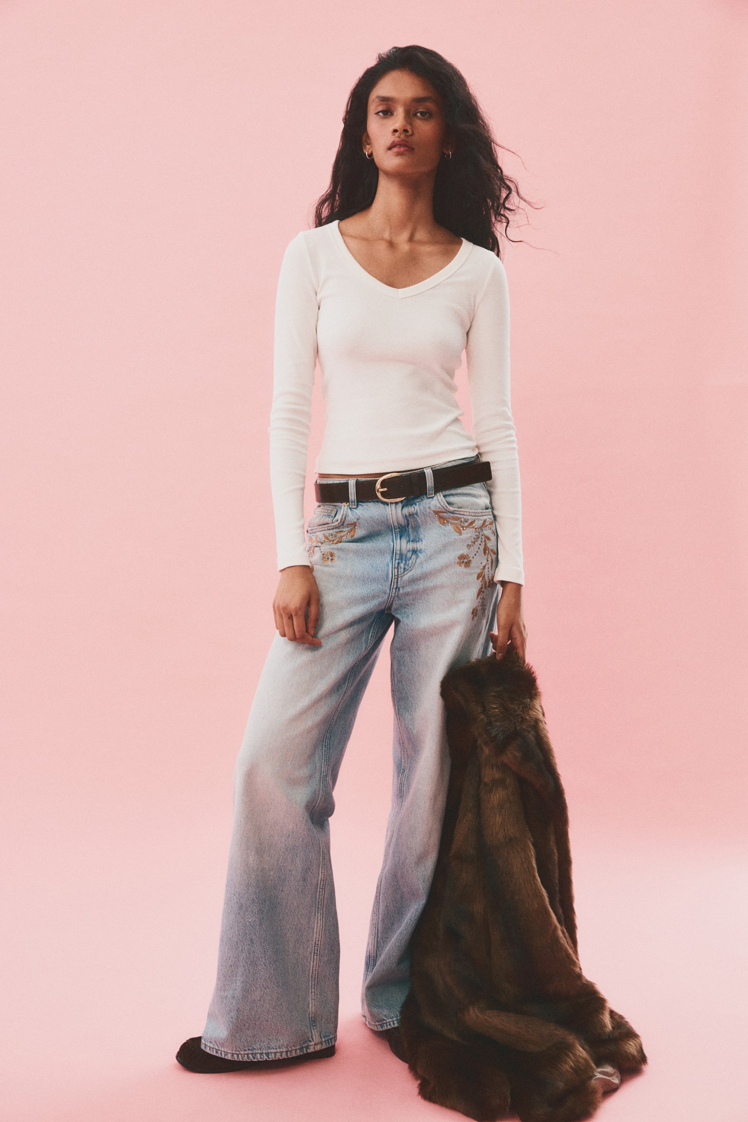 Baumwollshirt mit V-Ausschnitt - Weiß/Braun/Weiß gestreift/Dunkelblau - 5