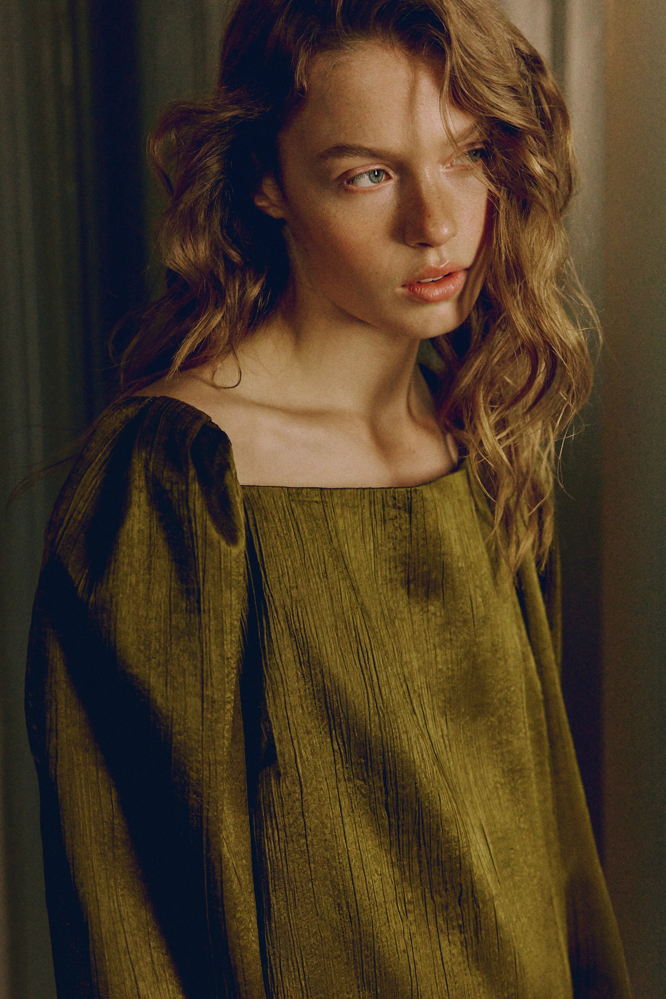 Zobraziť väčší obrázok: Krepové šaty s hranatým výstrihom - Zlatistá olivová - ŽENY | H&M SK 1