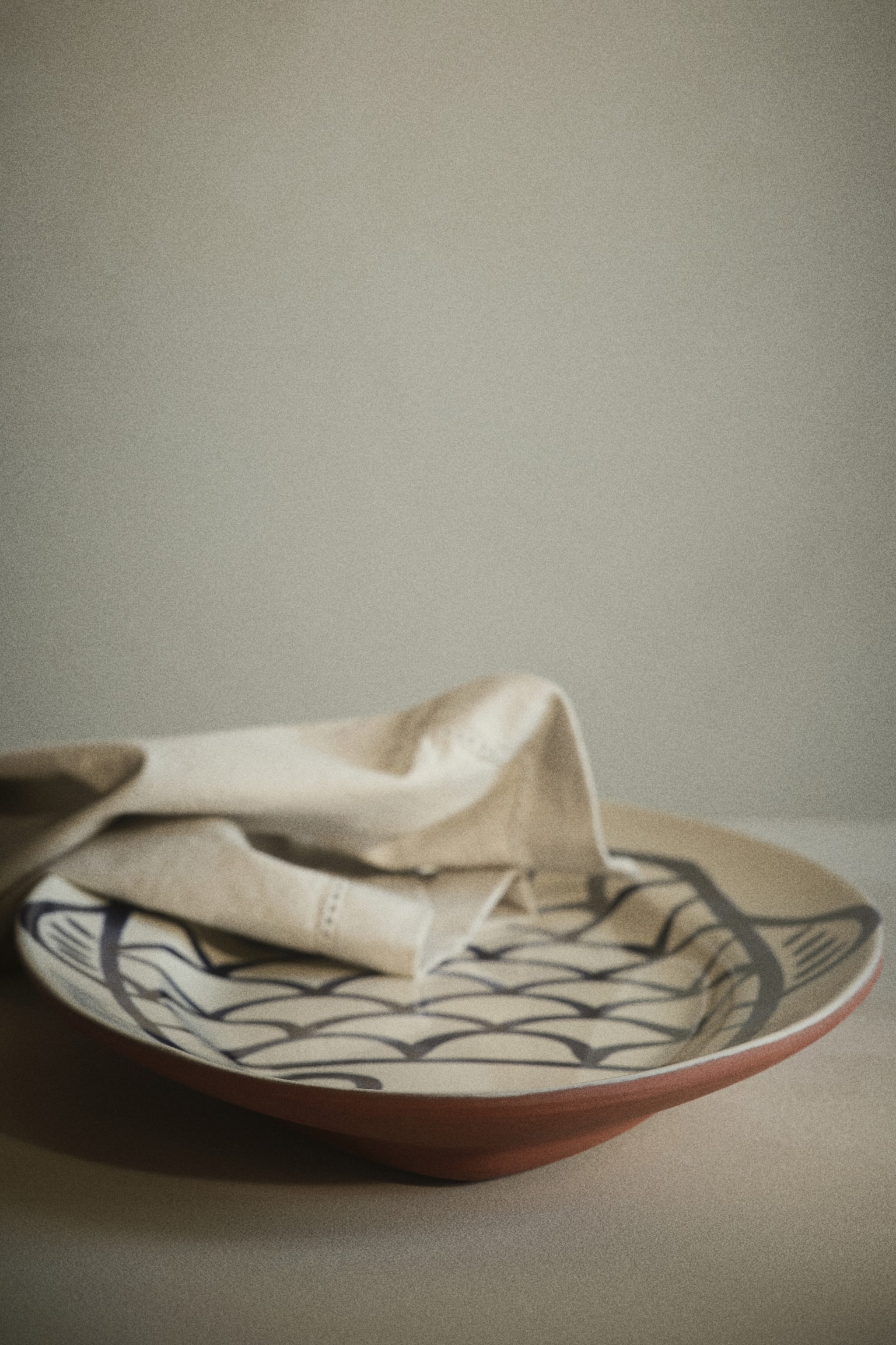 Hand-painted terracotta serving plate - White/Fish - 1