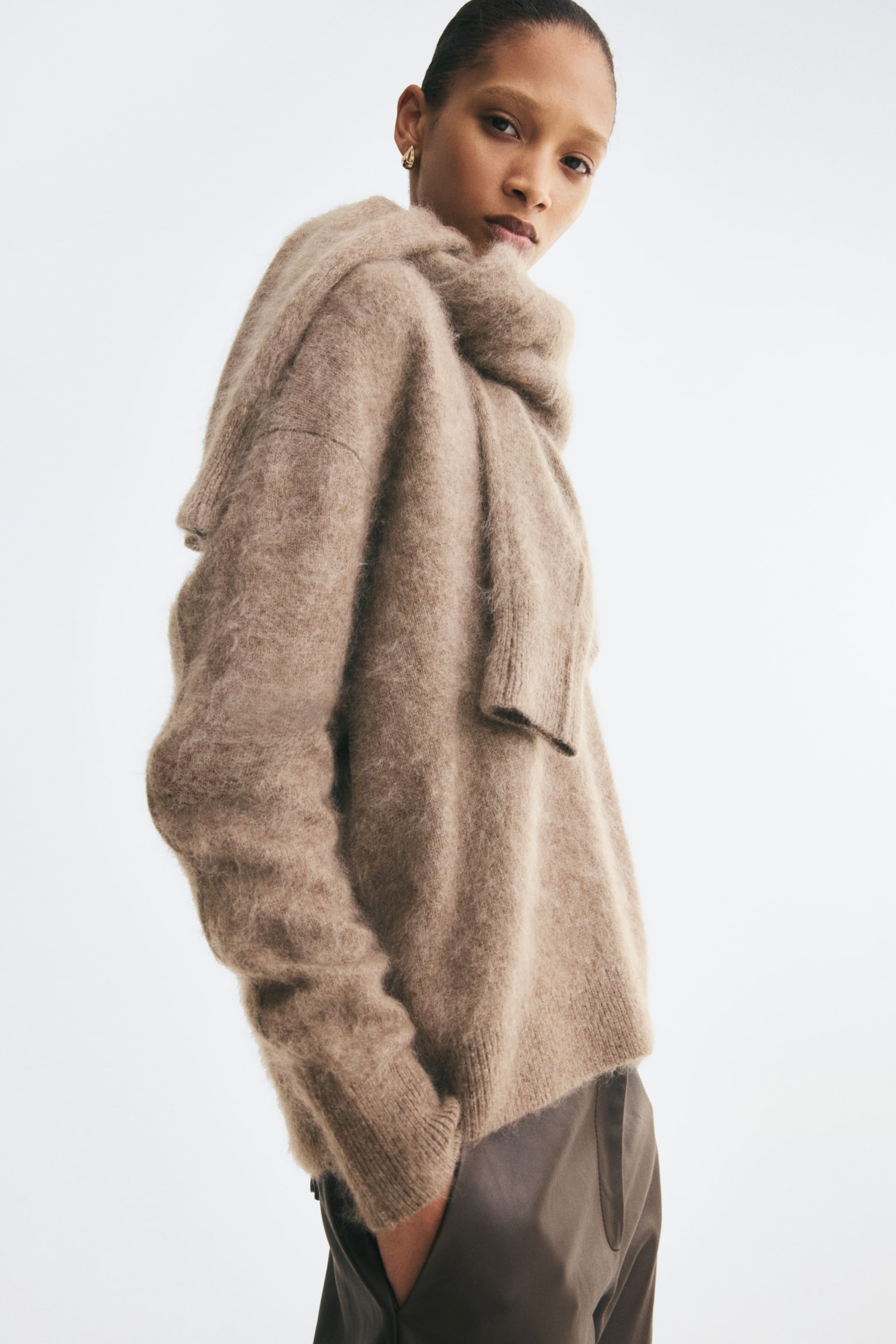 Женский свитер H&M V-neck wool jumper, цвет: Тёмный пыльный бежевый — фото 3