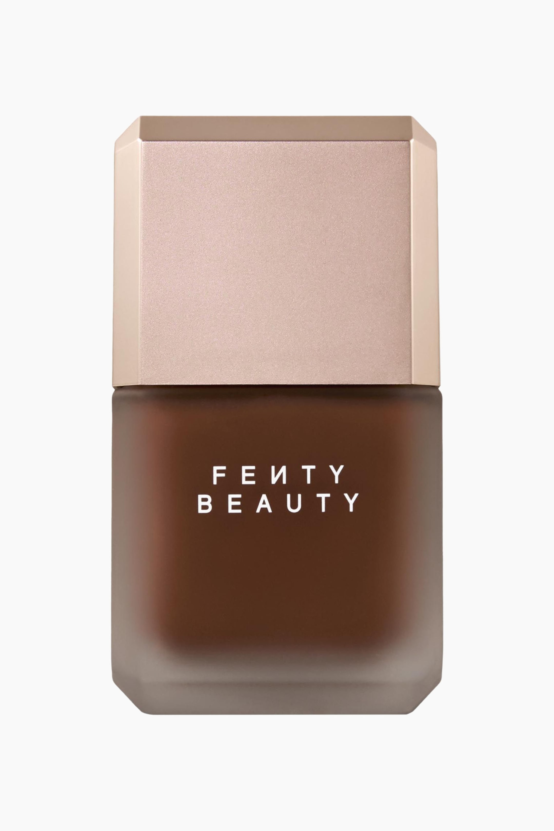 Visa större bild: Pro Filt'r Fluid Flex Matte Longwear Foundation står upprätt och visar en frostad rektangulär flaska med fasade hörn som innehåller en mörkbrun vätska. Flaskan visar logotypen "FENTY BEAUTY" i vita versaler på framsidan och har en matchande metallisk roséguldfärgad kork med fasade kanter.