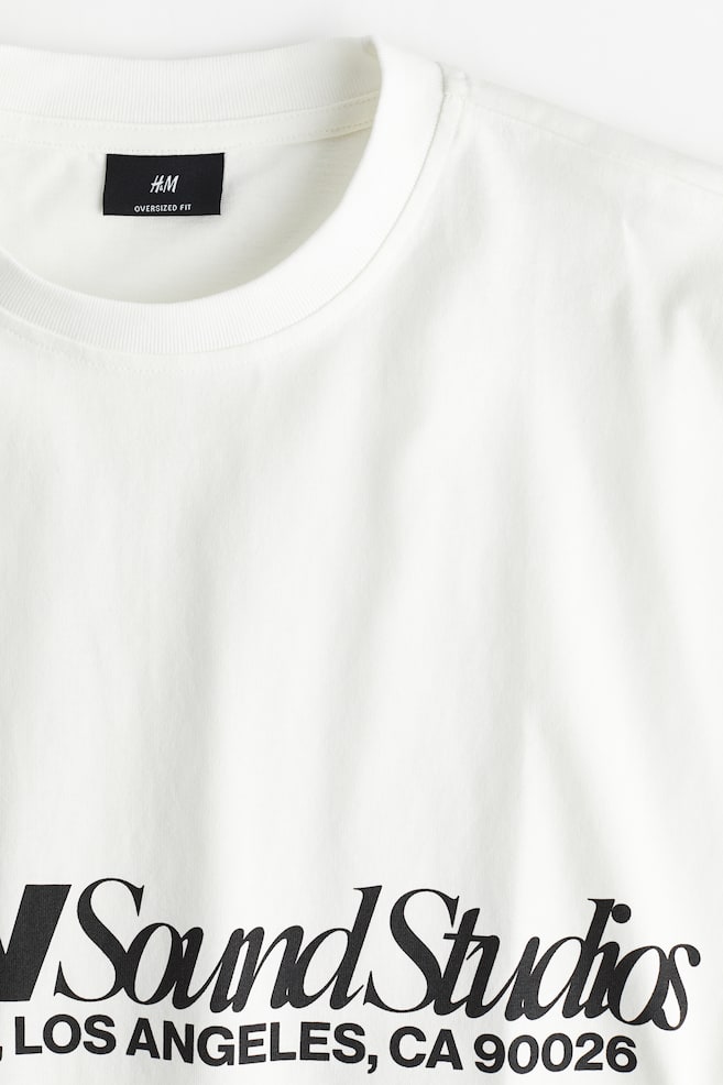 Bedrucktes Jerseyshirt in Oversized Fit - Weiß/New Sound/Schwarz/Zug - 5