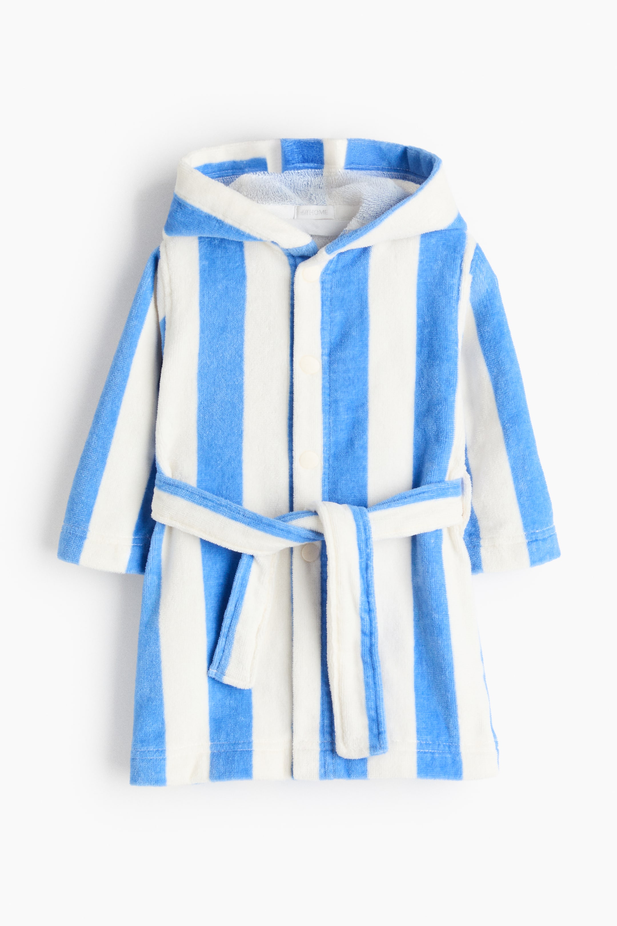 Ampliar la imagen: Una bata de baño se presenta de frente, con un patrón de rayas azules y blancas sobre algodón terry suave. Está diseñada con una capucha, broches de presión en la parte delantera y un cinturón de amarre en la cintura.