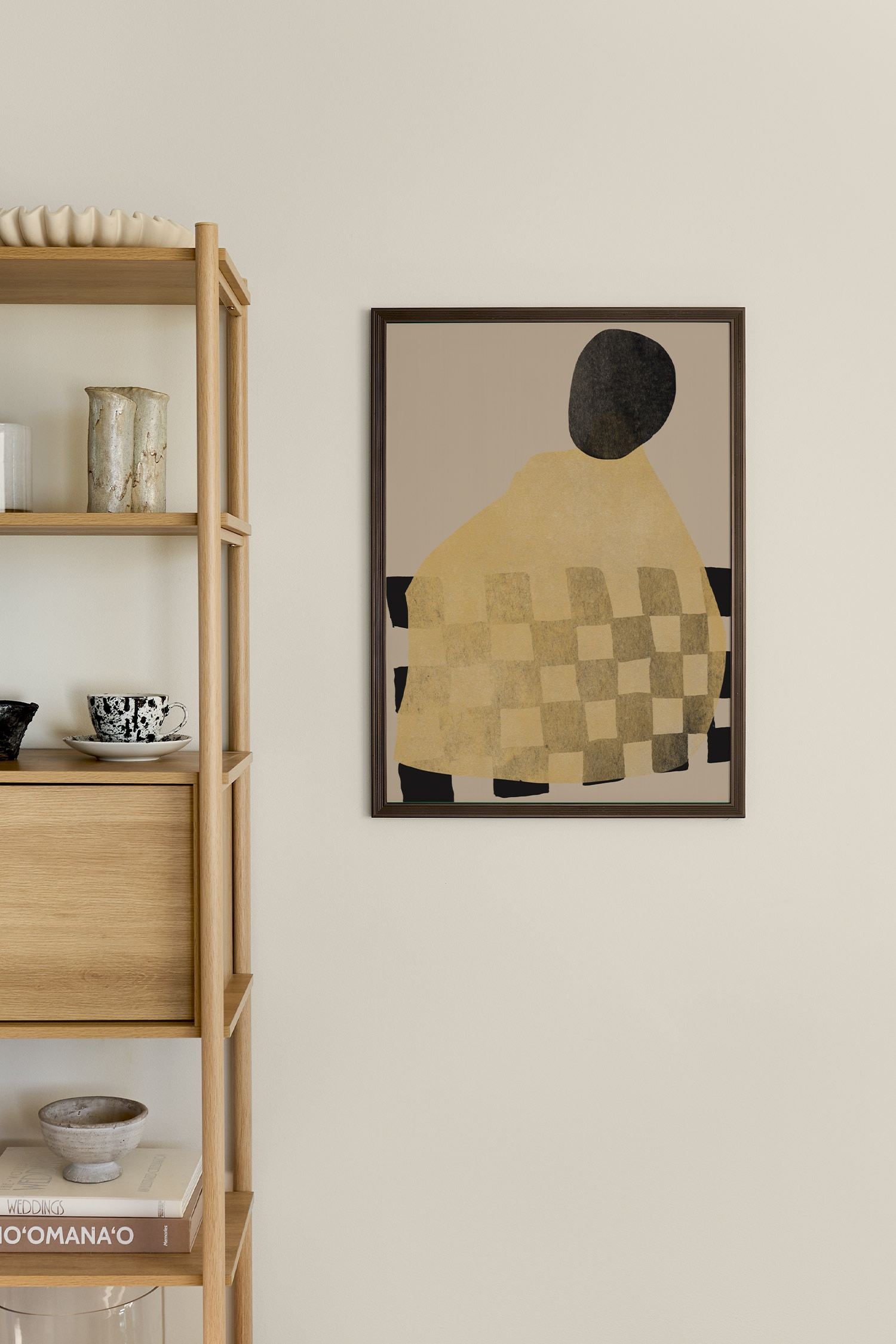 Een kunstprint toont een abstracte compositie op een beige achtergrond, met een grote, getextureerde mosterdgele vorm met een geruit patroon op de onderste helft. Boven de gele vorm rust een getextureerde zwarte ovaal, terwijl hoekige zwarte vormen langs de zijkanten en onderkant verschijnen.