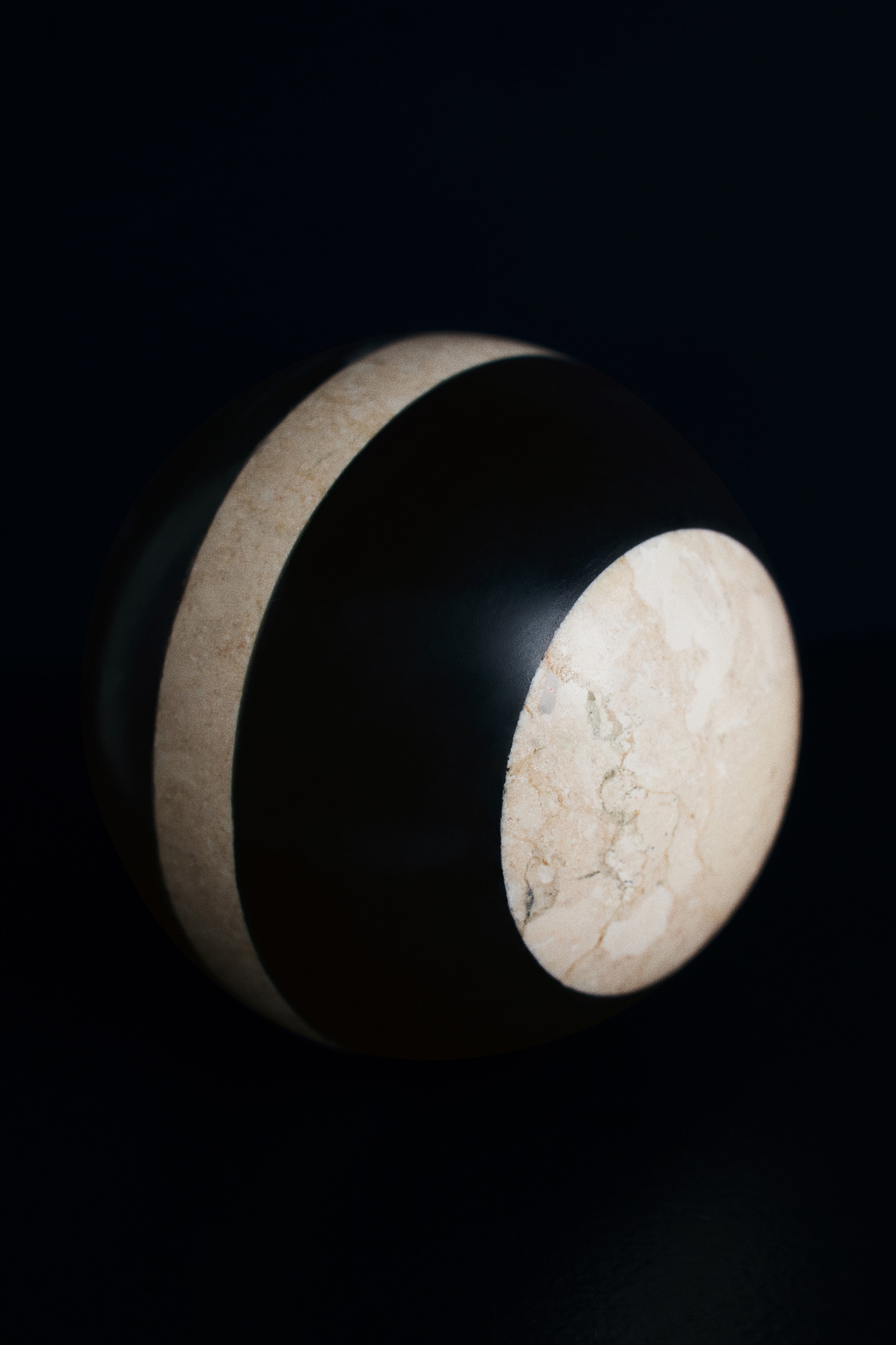 Spherical marble sculpture - Black/Marbled